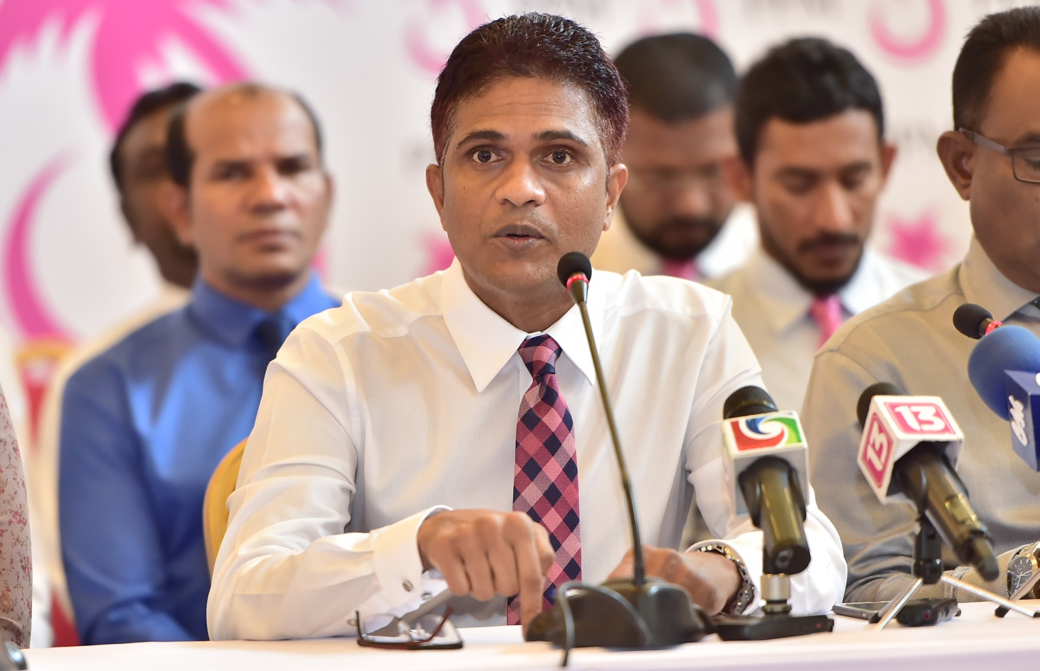 މާލެ: އޮކްޓޯބަރު 16، 2016- ޕީޕީއެމްގެ ހިންގުން އެ ޕާޓީގެ މުސްތަޝާރު އަދި ރައީސް އަބްދުﷲ ޔާމީންއާ ހަވާލުކުރުމަށް ސިވިލް ކޯޓުން ކުރި ހުކުމާ ގުޅިގެން، އެމަނިކުފާނުގެ ފެކްޝަންގެ ބޭފުޅުން ބޭއްވި ނިއުސް ކޮންފަރެންސްގައި ޕީޕީއެމްގެ ޕާލަމެންޓްރީ ގުރޫޕުގެ ލީޑަރު އަހުމަދު ނިހާން ވާހަކަ ދައްކަވަނީ.---ފޮޓޯ: މުހައްމަދު ޝަރުހާން/މިހާރު