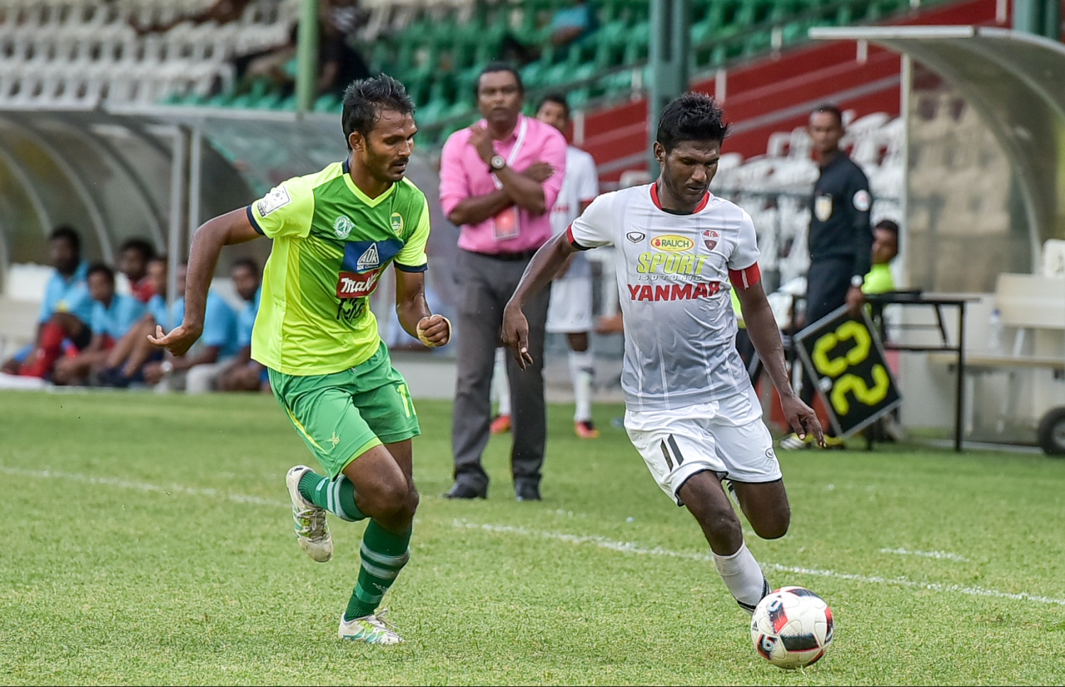 މާޒިޔާގެ އަޑުބަރޭ (ވ) ކައިރިން ޓީސީގެ ބޮންޑާ ބޯޅަ ހިފައިގެންދަނީ.-- ފޮޓޯ: ނިޝާން އަލީ/ މިހާރު