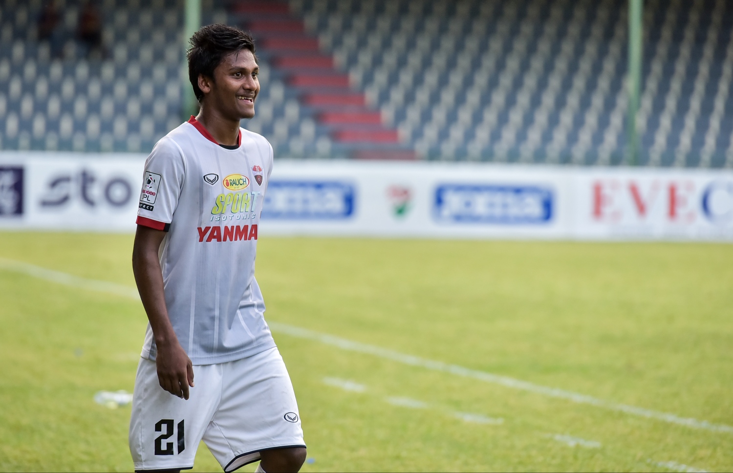 ޓީސީގެ މިޑްފީލްޑަރު ދާދު: އަނިޔާއިން ރަނގަޅުވެ އެންމެ ފަހުން ކުޅުނު މެޗުތަކުގައި ބަދަލު ކުޅުންތެރިއެއްގެ ގޮތުގައި ނުކުމެ މޮޅު ކުޅުމެއް އަންނަނީ ދަށްކަމުން.-- ފޮޓޯ؛ ނިޝާން އަލީ/ މިހާރު