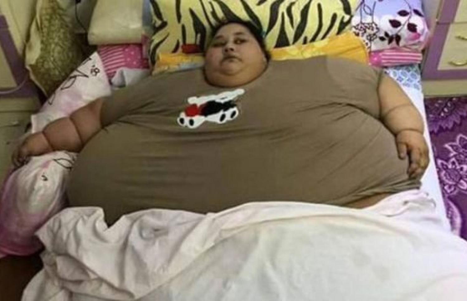 ބަރުދަނުގައި 500 ކިލޯ ހުރި މިސްރުގެ މި އަންހެން މީހާ ބަރުވުމުގެ ސަބަބުން އޮތް ތަނުން އަމިއްލަ އަށް ހިއްލާވެސް ނުލެވޭ.