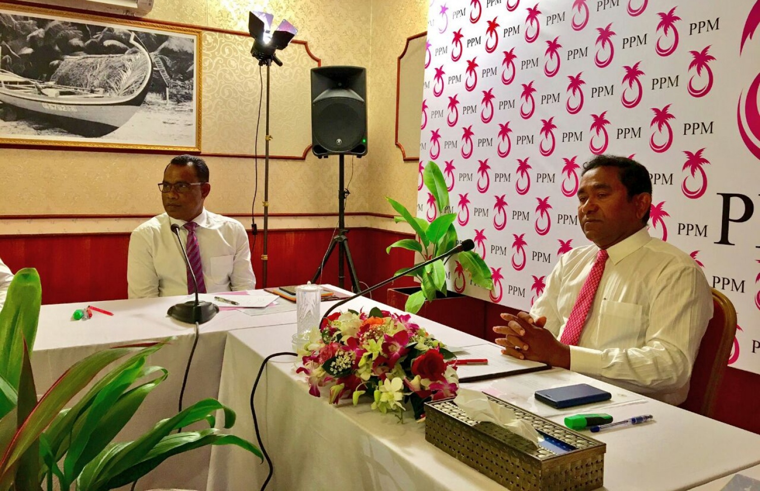 ޕީޕީއެމްގެ ކައުންސިލް ބައްދަލުވުމުގެ ރިޔާސަތު ރައީސް ޔާމީން ބަލަހައްޓަވަނީ: ޕާޓީގެ ހިންގުން މުސްތަޝާރާ ސިވިލް ކޯޓުން ހަވާލުކުރިިއިރު ޕިޕީއެމްގެ އަސާސީ ގަވާއިދުގައި އެ މަގާމަކީ ޕާޓީ ހިންގުމުގެ އެއްވެސް ދައުރެއް ނެތް ރަމްޒީ މަގާމެއް. -- ފޮޓޯ: މުހަންމަދު ޝަރުހާން/ މިހާރު