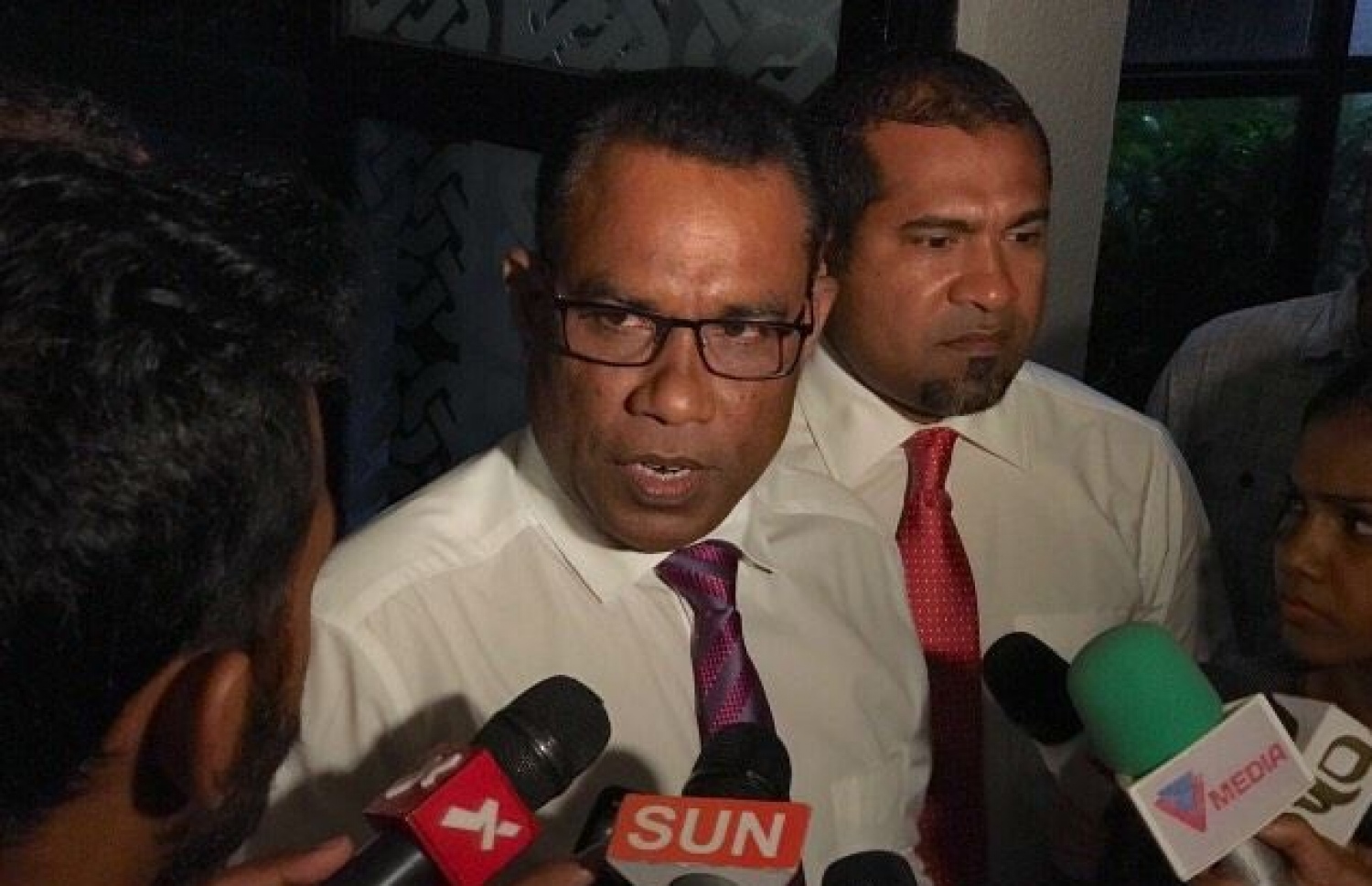 މާލެ: އޮކްޓޯބަރު 16، 2016- ޕީޕީއެމްގެ ހިންގުން އެ ޕާޓީގެ މުސްތަޝާރު އަދި ރައީސް އަބްދުﷲ ޔާމީންއާ ހަވާލުކުރުމަށް ސިވިލް ކޯޓުން ކުރި ހުކުމާ ގުޅިގެން، އެމަނިކުފާނުގެ ފެކްޝަނުން ދަރުބާރުގޭގައި ބޭއްވި ކައުންސިލް ބައްދަލުވުމަށް ފަހު، ފޮނަދޫ ދާއިރާގެ މެމްބަރު އަބްދުއްރަހީމް ނޫސްވެރިންނާ ވާހަކަ ދައްކަވަނީ.---ފޮޓޯ: މުހައްމަދު ޝަރުހާން/މިހާރު