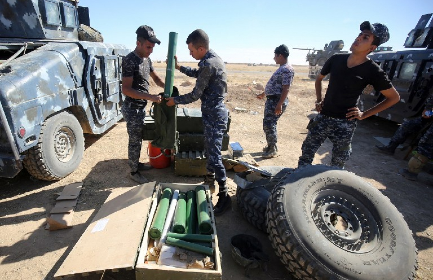 މޮސޫލް ހިފުމުގެ އޮޕަރޭޝަނަށް ތައްޔާރުވުމުގެ އިރާގު ސިފައިން އިއްޔެ ބަރު ހަތިޔާރުތައް ޓެސްޓް ކުރަނީ. --ފޮޓޯ:އޭއެފްޕީ