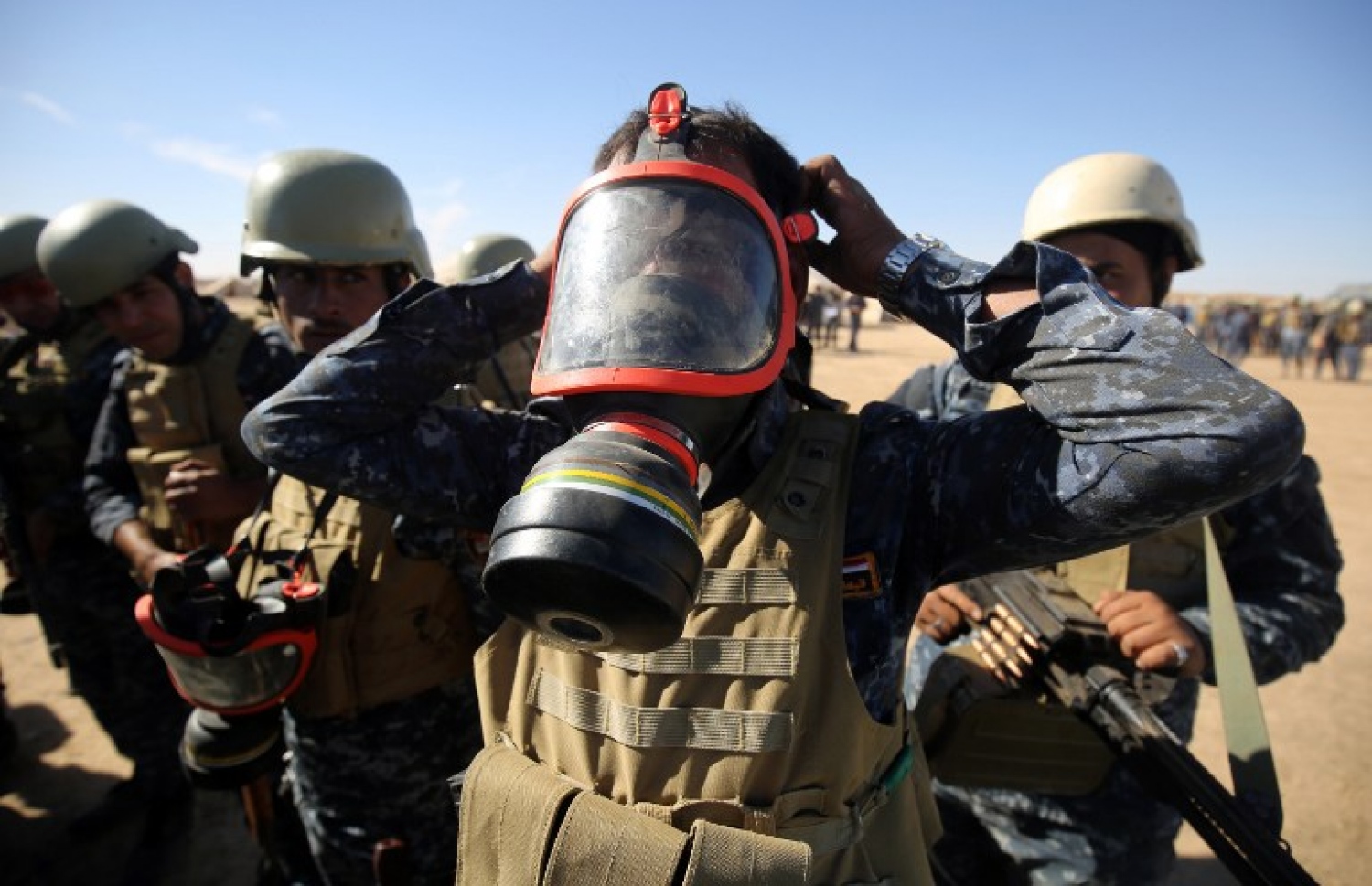 މޮސޫލް ހިފުމުގެ އޮޕަރޭޝަނަށް ތައްޔާރުވުމުގެ ގޮތުން އިރާގު ސިފައިންގެ މީހަކު އިއްޔެ ގޭސް މާސްކު އަޅަނީ. --ފޮޓޯ:އޭއެފްޕީ