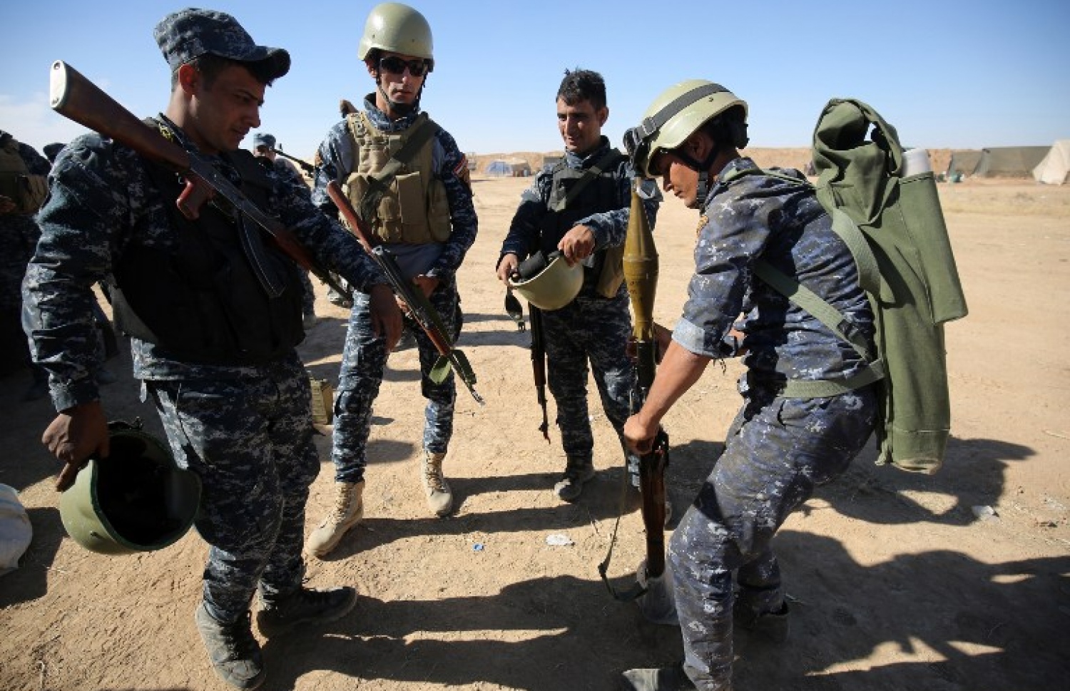 މޮސޫލް ހިފުމުގެ އޮޕަރޭޝަނަށް ތައްޔާރުވުމުގެ އިރާގު ސިފައިން އިއްޔެ ބަރު ހަތިޔާރުތައް ޓެސްޓް ކުރަނީ. --ފޮޓޯ:އޭއެފްޕީ