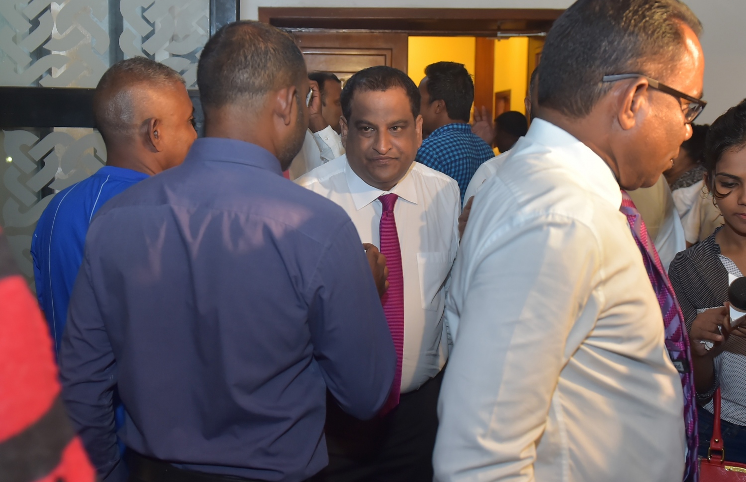 މާލެ: އޮކްޓޯބަރު 16، 2016- ޕީޕީއެމްގެ ހިންގުން އެ ޕާޓީގެ މުސްތަޝާރު އަދި ރައީސް އަބްދުﷲ ޔާމީންއާ ހަވާލުކުރުމަށް ސިވިލް ކޯޓުން ކުރި ހުކުމާ ގުޅިގެން، އެމަނިކުފާނުގެ ފެކްޝަންގެ ބޭފުޅުން ބޭއްވި ކައުންސިލްގެ ބައްދަލުވުމަށް ފަހު ބައެއް ބޭފުޅުން ނުކުމެވަޑައިގަންނަވަނީ.---ފޮޓޯ: މުހައްމަދު ޝަރުހާން