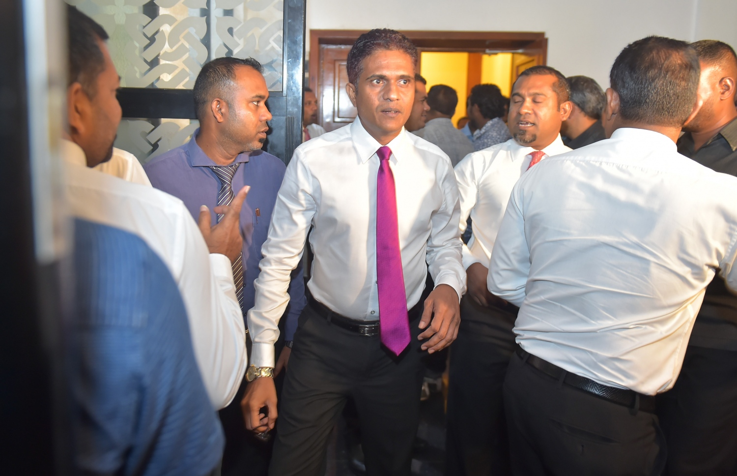 މާލެ: އޮކްޓޯބަރު 16، 2016- ޕީޕީއެމްގެ ހިންގުން އެ ޕާޓީގެ މުސްތަޝާރު އަދި ރައީސް އަބްދުﷲ ޔާމީންއާ ހަވާލުކުރުމަށް ސިވިލް ކޯޓުން ކުރި ހުކުމާ ގުޅިގެން، އެމަނިކުފާނުގެ ފެކްޝަންގެ ބޭފުޅުން ބޭއްވި ކައުންސިލްގެ ބައްދަލުވުމަށް ފަހު ބައެއް ބޭފުޅުން ނުކުމެވަޑައިގަންނަވަނީ.---ފޮޓޯ: މުހައްމަދު ޝަރުހާން