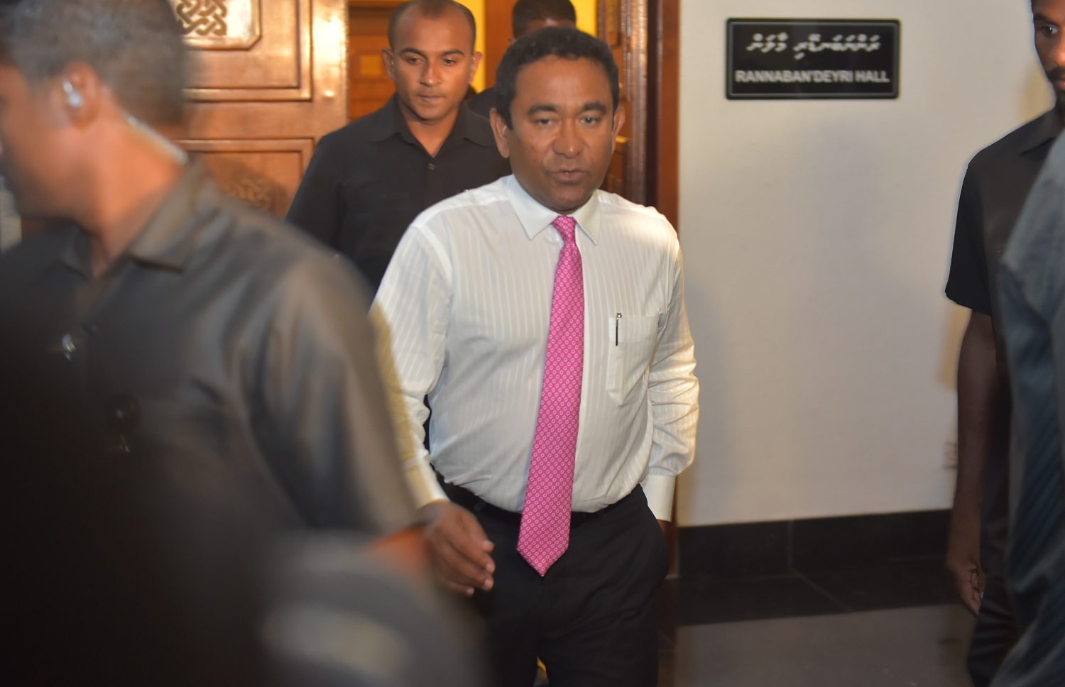 މާލެ: އޮކްޓޯބަރު 16، 2016- ޕީޕީއެމްގެ ހިންގުން އެ ޕާޓީގެ މުސްތަޝާރު އަދި ރައީސް އަބްދުﷲ ޔާމީންއާ ހަވާލުކުރުމަށް ސިވިލް ކޯޓުން ކުރި ހުކުމާ ގުޅިގެން، އެމަނިކުފާނުގެ ފެކްޝަންގެ ބޭފުޅުން ބޭއްވި ކައުންސިލްގެ ބައްދަލުވުމަށް ފަހު ރައީސް ޔާމީން ވަޑައިގަންނަވަނީ.---ފޮޓޯ: މުހައްމަދު ޝަރުހާން/މިހާރު