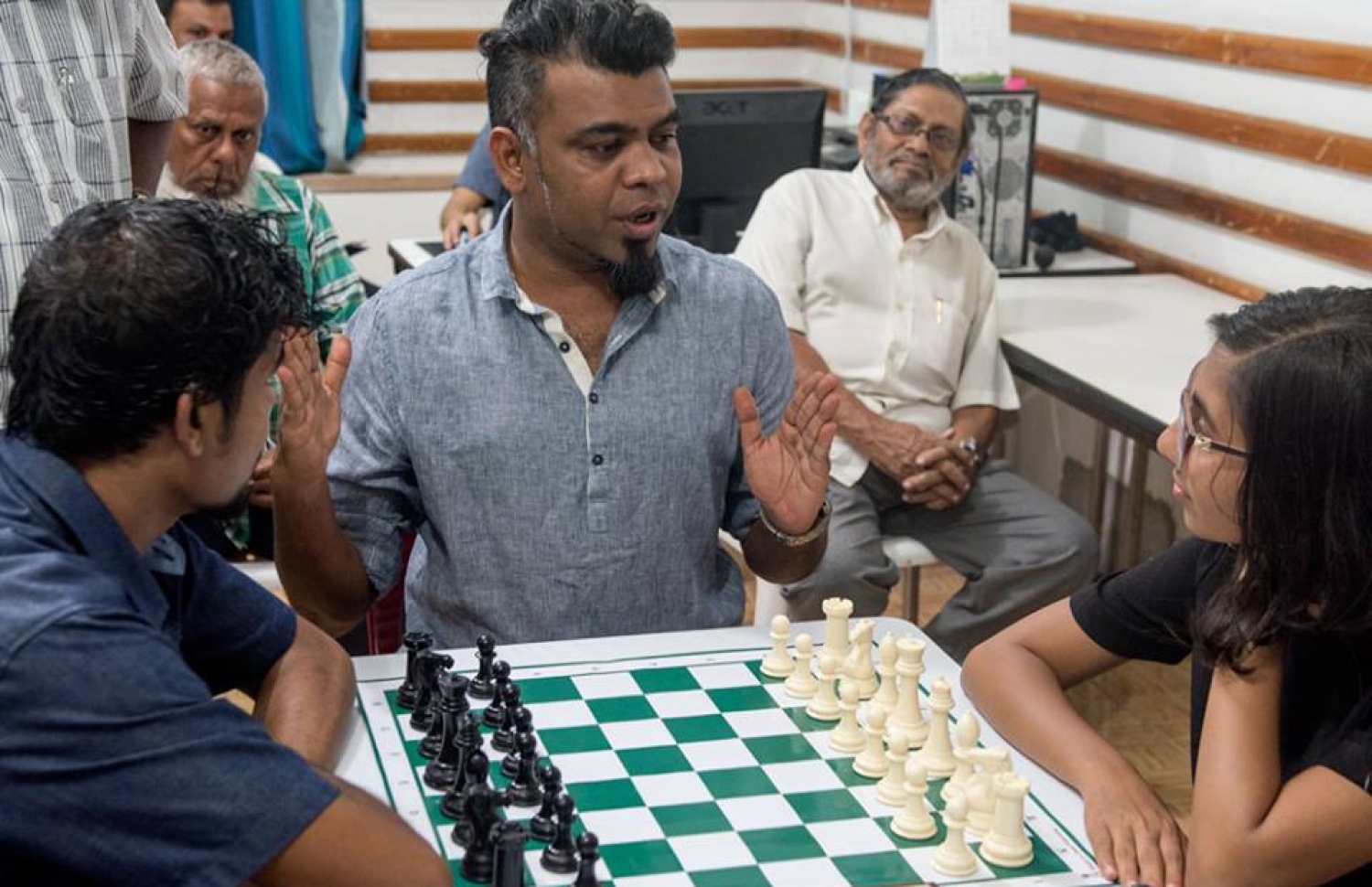 އޮލިމްޕިކް ކޮމިޓީގެ ސެކްރެޓަރީ ޖެނެރަލް މަރުޒޫގު (މ) އުއްމީދީ ޗެސް ކުޅުންތެރިއާ ނިހާ (ކ) އާ އެކު ޗެސް މެޗެއްގައި ބައިވެރިވަނީ. --ފޮޓޯ: އިބްރާހިމް ފާއިދު