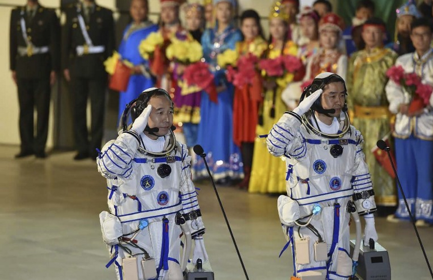 ޗައިނާގެ ދެ އެސްޓްރޮނޯޓުން ޖައްވުމުގައި އެއް މަސް ދުވަސް ހޭދަކުރާނެ. --ފޮޓޯ:އޭއެފްޕީ