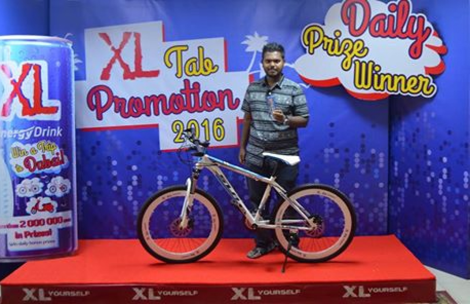 ބީއެޗްއެމުން ކުރިއަށް ގެންދާ އެކްސްއެލް އެނާޖީ ޑްރިންކުގެ ބޮޑު ޕްރޮމޯޝަންގެ ނަސީބުވެރިއެއް. -- ފޮޓޯ: ބީއެޗްއެމް