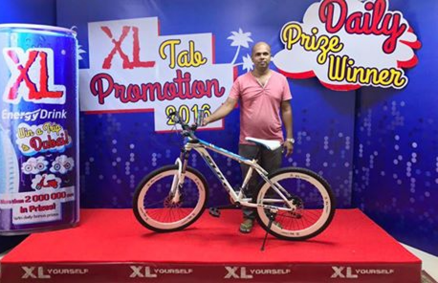 ބީއެޗްއެމުން ކުރިއަށް ގެންދާ އެކްސްއެލް އެނާޖީ ޑްރިންކުގެ ބޮޑު ޕްރޮމޯޝަންގެ ނަސީބުވެރިއެއް. -- ފޮޓޯ: ބީއެޗްއެމް