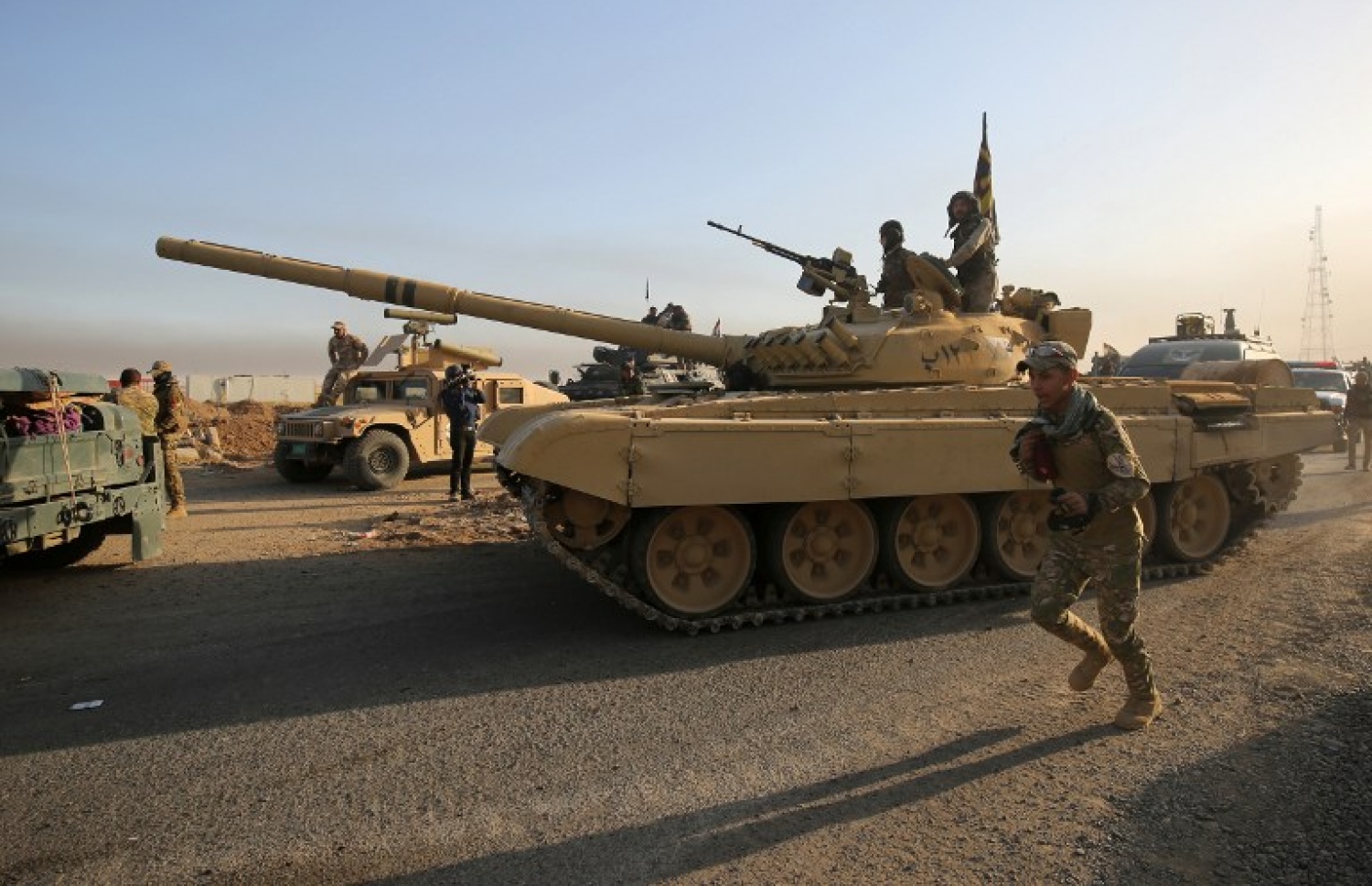 މޮސޫލް ހިފުމަށް އިރާގު ސިފައިންގެ ޓޭންކްތައް އެ ސިޓީ އަށް ދަތުރު ކުރަނީ. --ފޮޓޯ:އޭއެފްޕީ