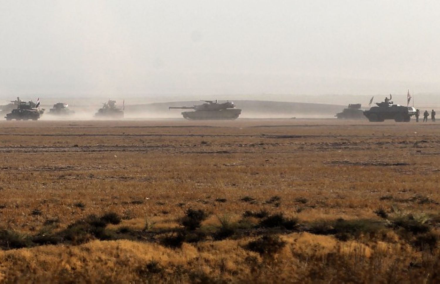 އައިއެސްގެ އަތް ދަށުން މޮސޫލް ހިފުމަށް އިރާގު ސިފައިންގެ ޓޭންކްތައް އެ ސިޓީ އަށް ދަތުރުކުރަނީ. --ފޮޓޯ:އޭއެފްޕީ