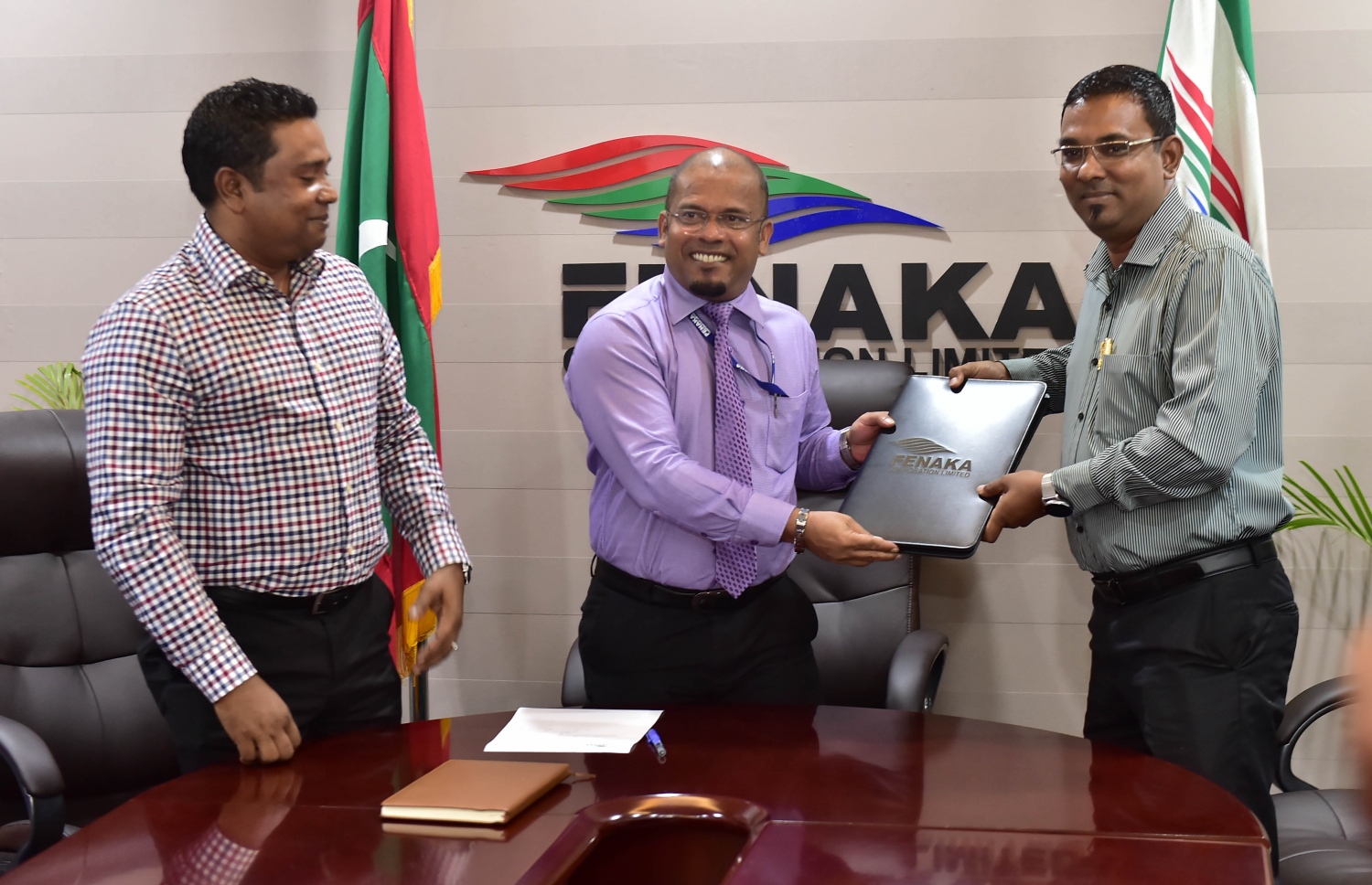 އުލިގަމުގައި އިންޖީނުގެ އެޅުމުގެ މަސައްކަތް ކުރުމުގެ އެއްބަސްވުމުގައި ފެނަކައިގެ އެމްޑީ ޝަރީފް (މ) އަދި ވެލްޑިން ކޮންސްޓްރަކްޝަން ކުންފުނީގެ އެމްޑީ ސޮއިކުރެއްވުމަށްފަހު އެއްބަސްވުން ބަދަލުކުރައްވަނީ.-- ފޮޓޯ: މުހައްމަދު ޝަރުހާން/ މިހާރު