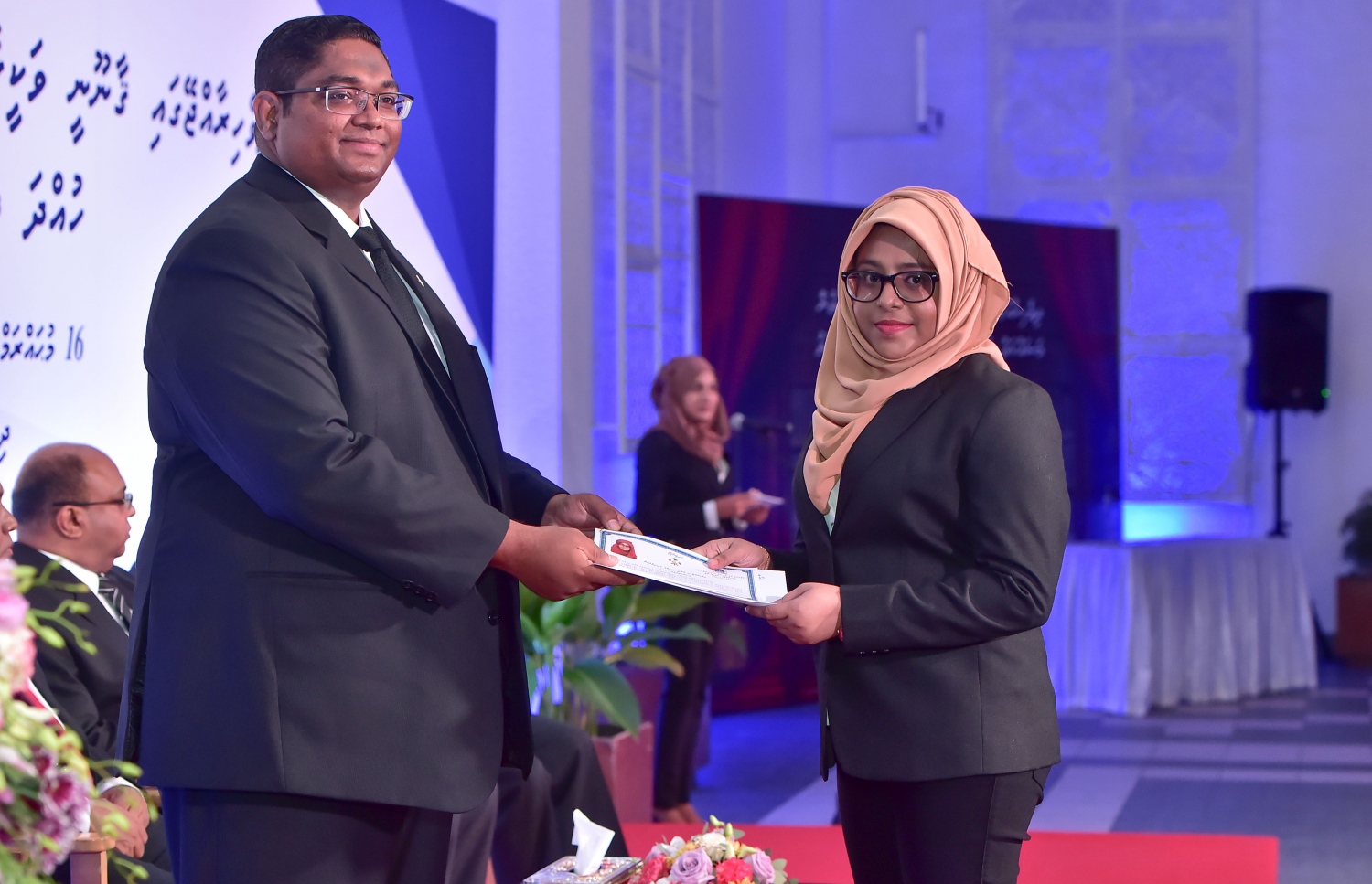 މާލެ: އޮކްޓޯބަރު 17، 2016- ދަރުބާރުގޭގައި ބޭއްވި ރަސްމިއްޔާތުގައި ހުވާކުރި ވަކީލުންނަށް އެކަމުގެ ލިޔުން، ބަންޑާރަ ނައިބު މުހައްމަދު އަނިލް ހަވާލުކޮށްދެއްވަނީ.---ފޮޓޯ: މުހައްމަދު ޝަރުހާން/މިހާރު