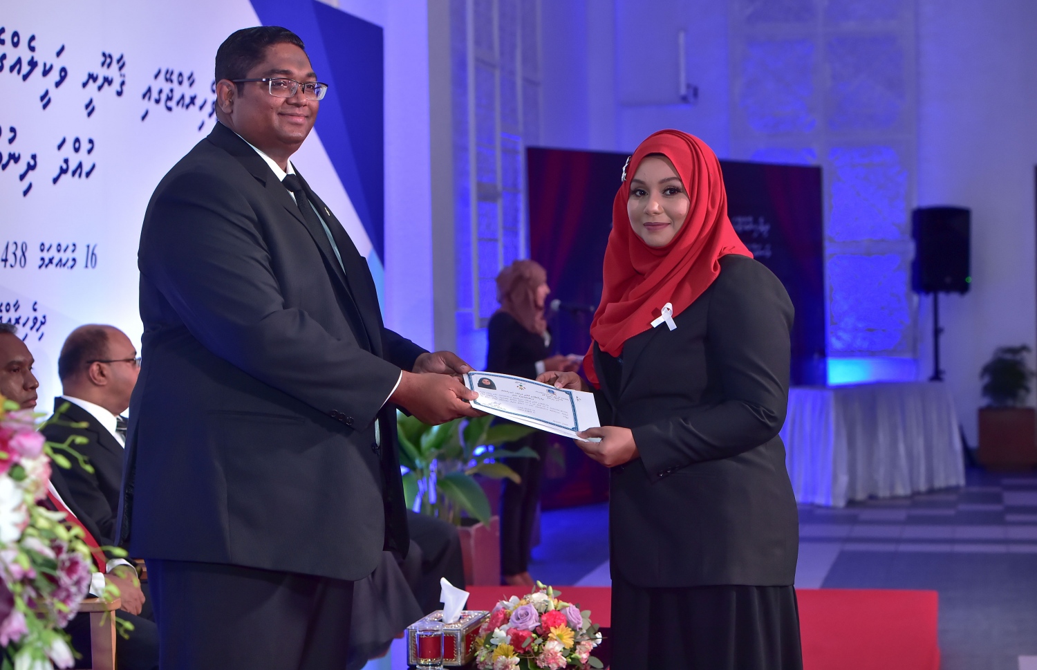 މާލެ: އޮކްޓޯބަރު 17، 2016- ދަރުބާރުގޭގައި ބޭއްވި ރަސްމިއްޔާތުގައި ހުވާކުރި ވަކީލުންނަށް އެކަމުގެ ލިޔުން، ބަންޑާރަ ނައިބު މުހައްމަދު އަނިލް ހަވާލުކޮށްދެއްވަނީ.---ފޮޓޯ: މުހައްމަދު ޝަރުހާން/މިހާރު