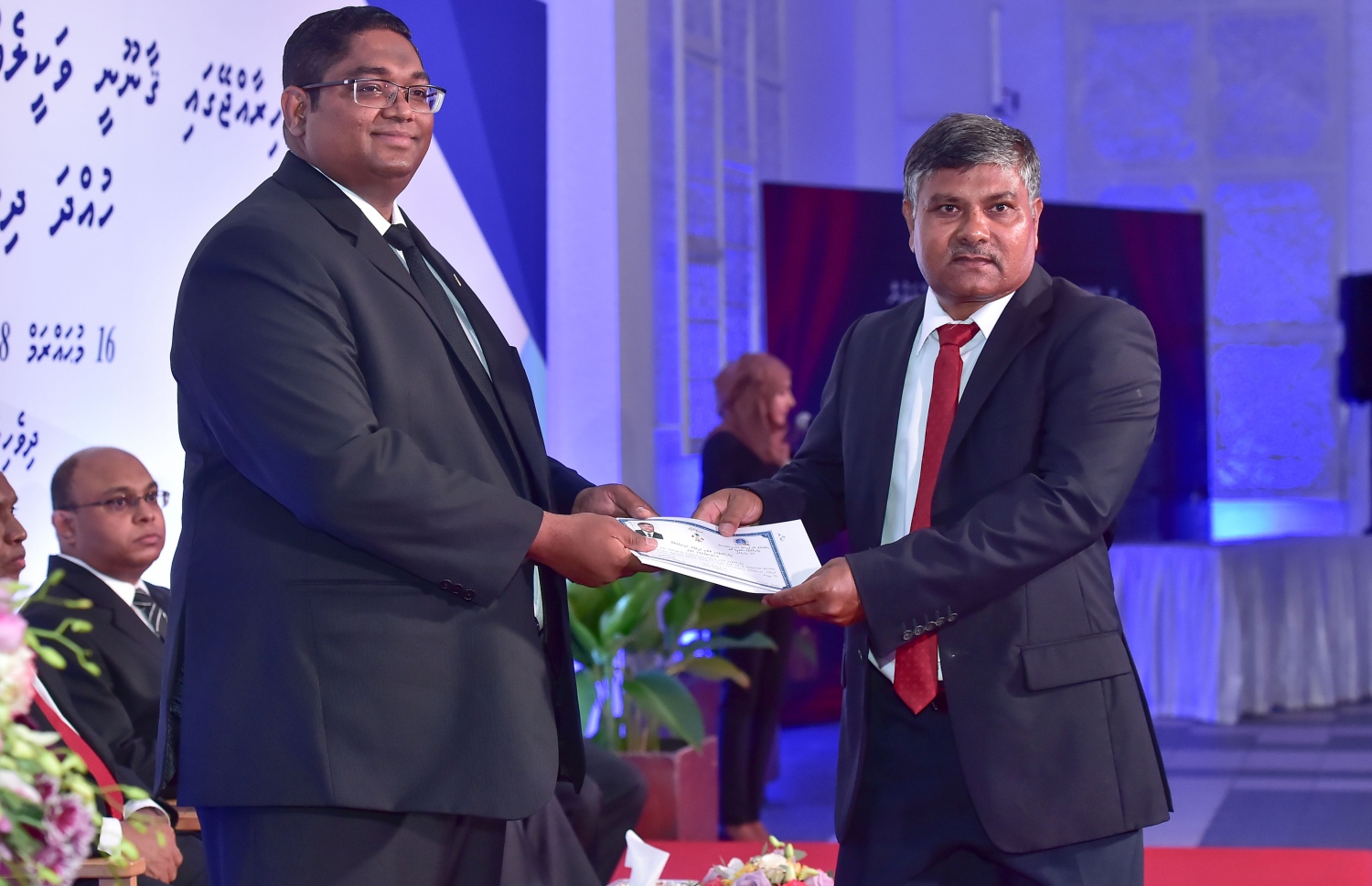 މާލެ: އޮކްޓޯބަރު 17، 2016- ދަރުބާރުގޭގައި ބޭއްވި ރަސްމިއްޔާތުގައި ހުވާކުރި ވަކީލުންނަށް އެކަމުގެ ލިޔުން، ބަންޑާރަ ނައިބު މުހައްމަދު އަނިލް ހަވާލުކޮށްދެއްވަނީ.---ފޮޓޯ: މުހައްމަދު ޝަރުހާން/މިހާރު