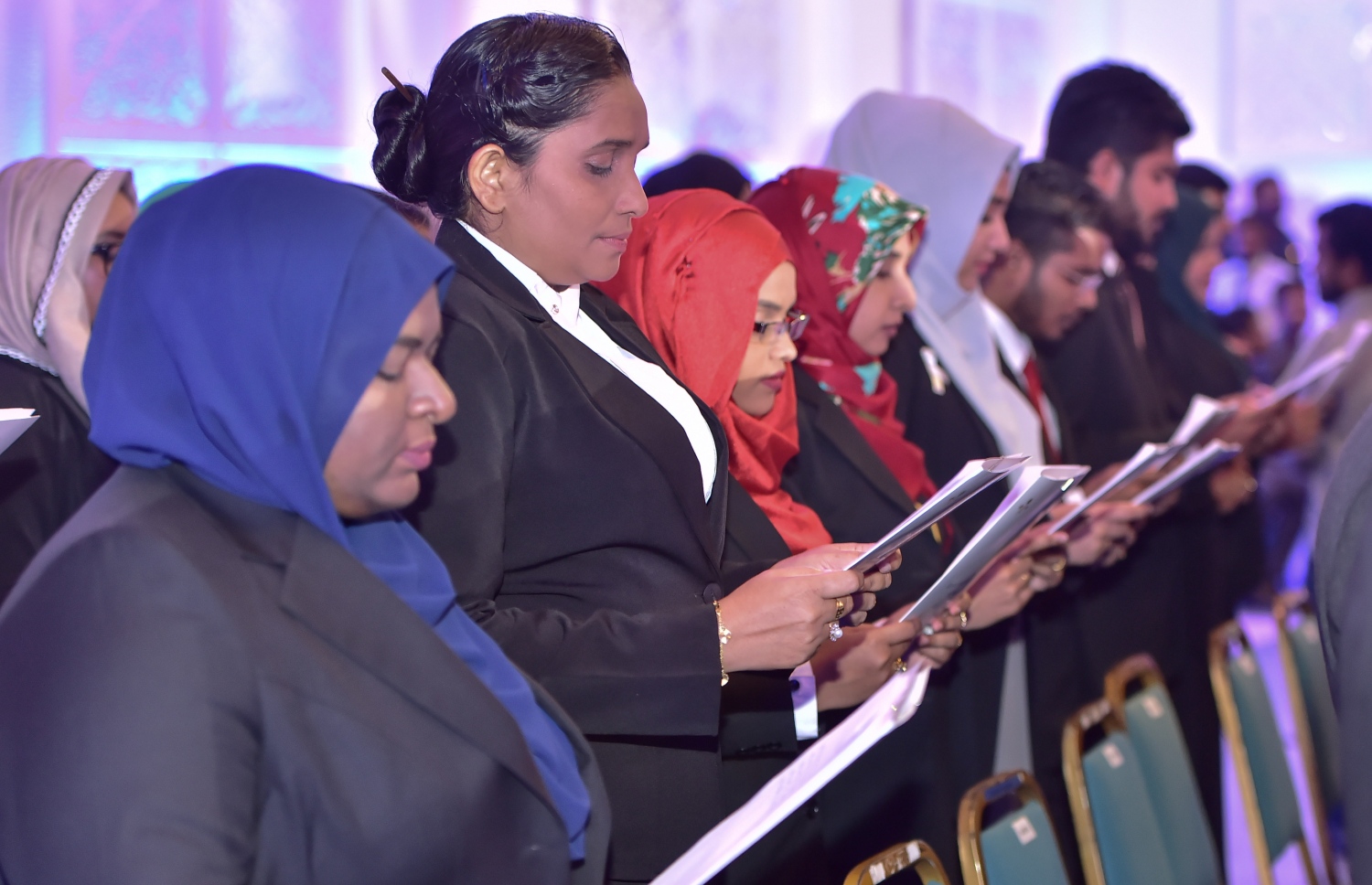 މާލެ: އޮކްޓޯބަރު 17، 2016- ދަރުބާރުގޭގައި ބޭއްވި ރަސްމިއްޔާތުގައި ވަކީލުންތަކެއް ހުވާކުރަނީ: މި ރަސްމިއްޔާތުގައި 134 މީހަކު ވަކީލުކަމުގެ ހުވާކުރި.---ފޮޓޯ: މުހައްމަދު ޝަރުހާން/މިހާރު