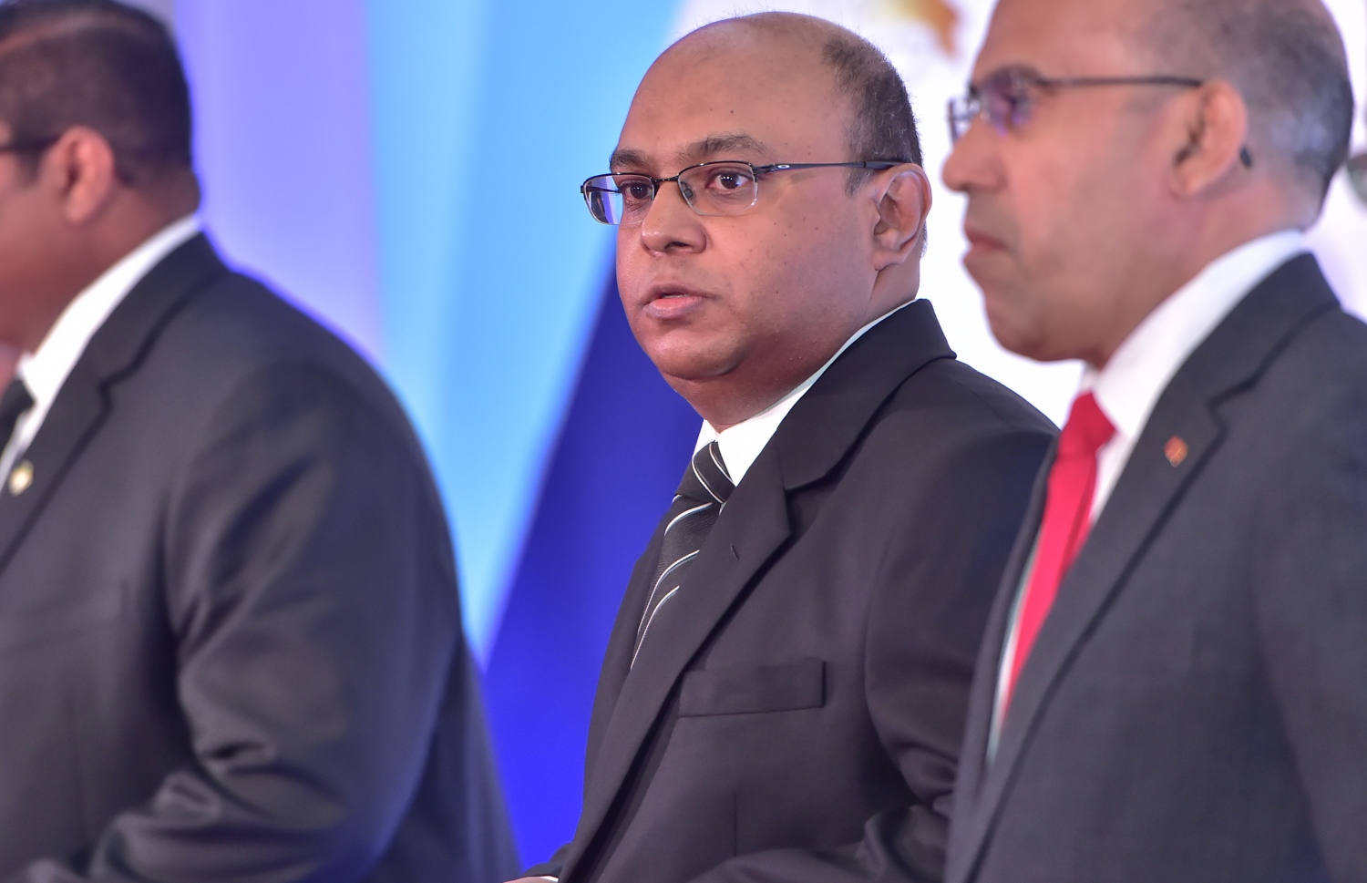 މާލެ: އޮކްޓޯބަރު 17، 2016: ވަކީލުންތަކެއް ހުވާ ކުރުމަށް ދަރުބާރުގޭގައި ބޭއްވި ރަސްމިއްޔާތުގައި އުއްތަމަ ފަނޑިޔާރު އަބްދުﷲ ސައީދާއި އެ ކޯޓުގެ ފަނޑިޔާރު އާދަމް މުހައްމަދު.---ފޮޓޯ: މުހައްމަދު ޝަރުހާން/މިހާރު