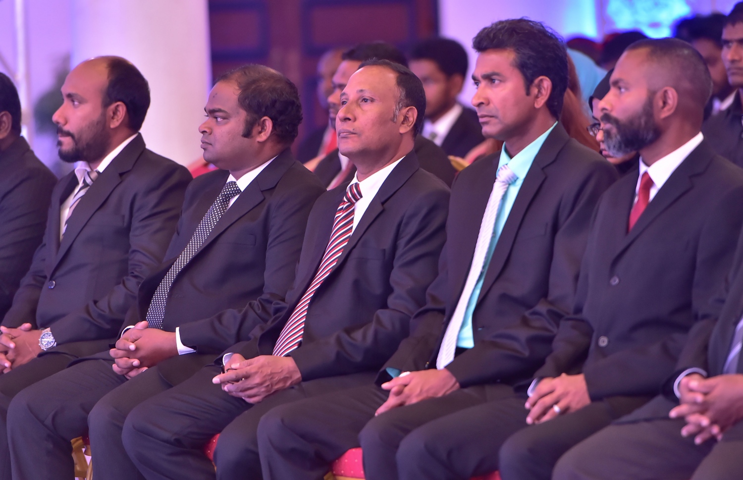 މާލެ: އޮކްޓޯބަރު 17، 2016- ވަކީލުންތަކެއް ހުވާކުރުމަށް ދަރުބާރުގޭގައި ބޭއްވި ރަސްމިއްޔާތުގައި ބައެއް ކޯޓުތަކުގެ ފަނޑިޔާރުންނާއި ޝަރުއީ ދާއިރާގެ އެހެން ބައެއް އިސްބޭފުޅުން.---ފޮޓޯ: މުހައްމަދު ޝަރުހާން/މިހާރު