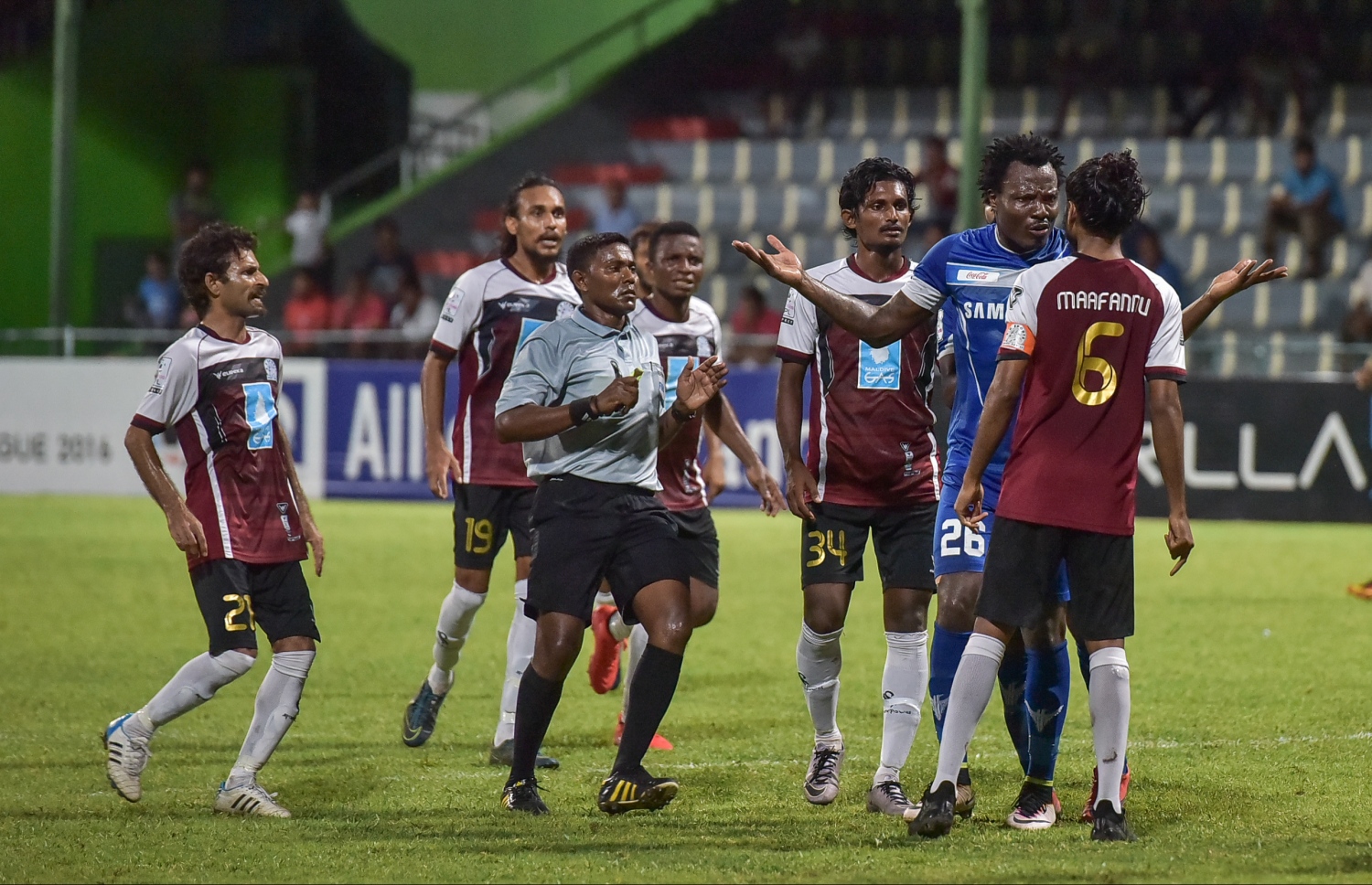 މެޗުގެ ތެރޭގައި ބީޖީގެ ކުޅުންތެރިން ނިއުގެ މައިކަލް ވަށާލައިގެން. --ފޮޓޯ: ނިޝާން އަލީ/ މިހާރު