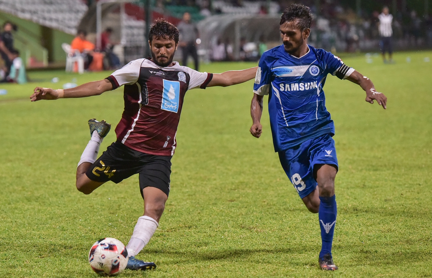 ބީޖީގެ އިބްރާހިމް ރަޝީދު (ވ) ނިއުގެ މުހައްމަދު ރަޝީދު (ހޮކޭ) ކައިރިން ބޯޅަ ފޮނުވާލަނީ.-- ފޮޓޯ: ނިޝާން އަލީ/ މިހާރު