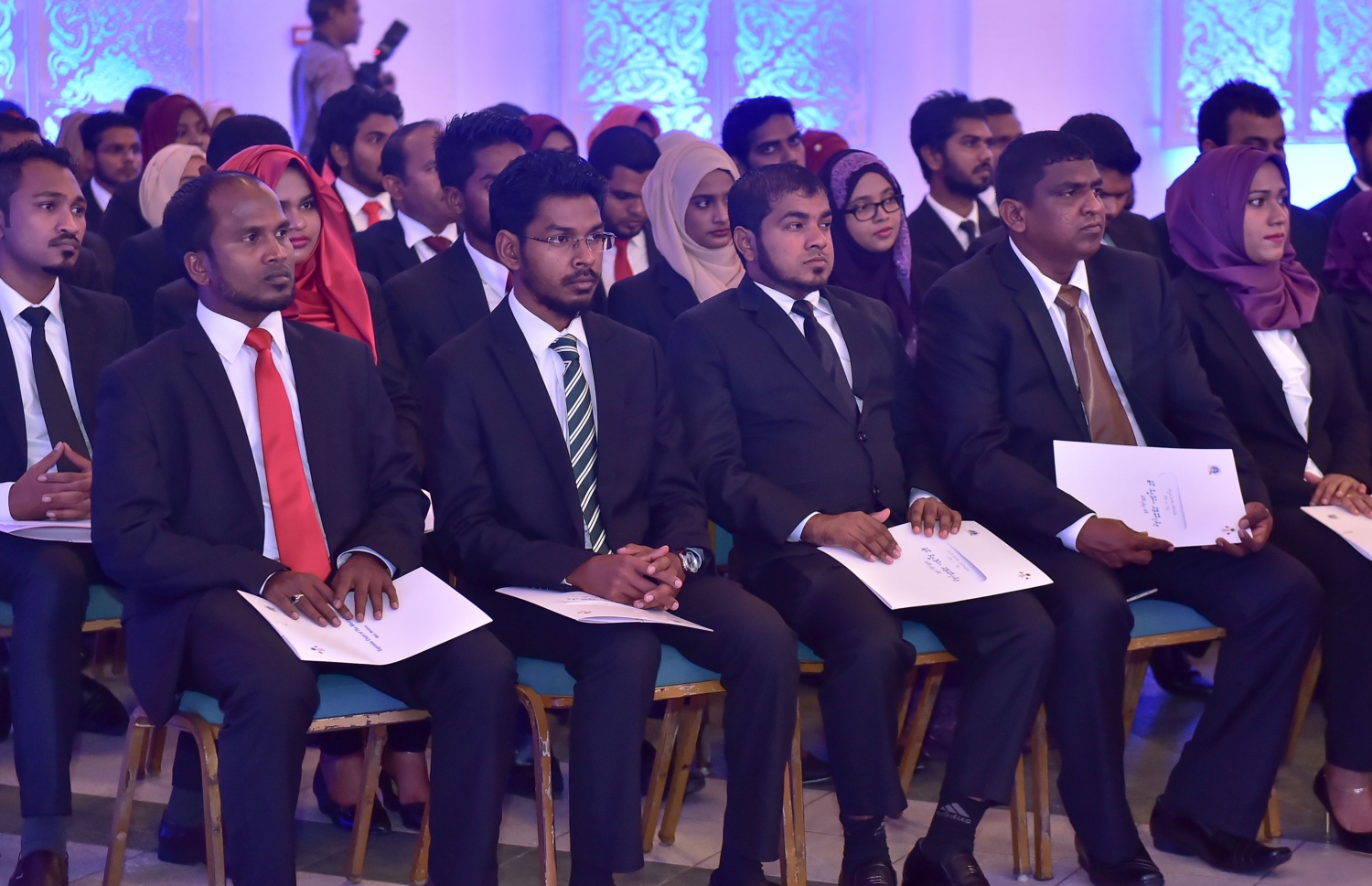 މާލެ: އޮކްޓޯބަރު 17، 2016- ދަރުބާރުގޭގައި ބޭއްވި ރަސްމިއްޔާތުގައި ހުވާކުރި ބައެއް ވަކީލުން: މި ރަސްމިއްޔާތުގައި 134 މީހަކު ވަކީލުކަމުގެ ހުވާކުރި.---ފޮޓޯ: މުހައްމަދު ޝަރުހާން/މިހާރު