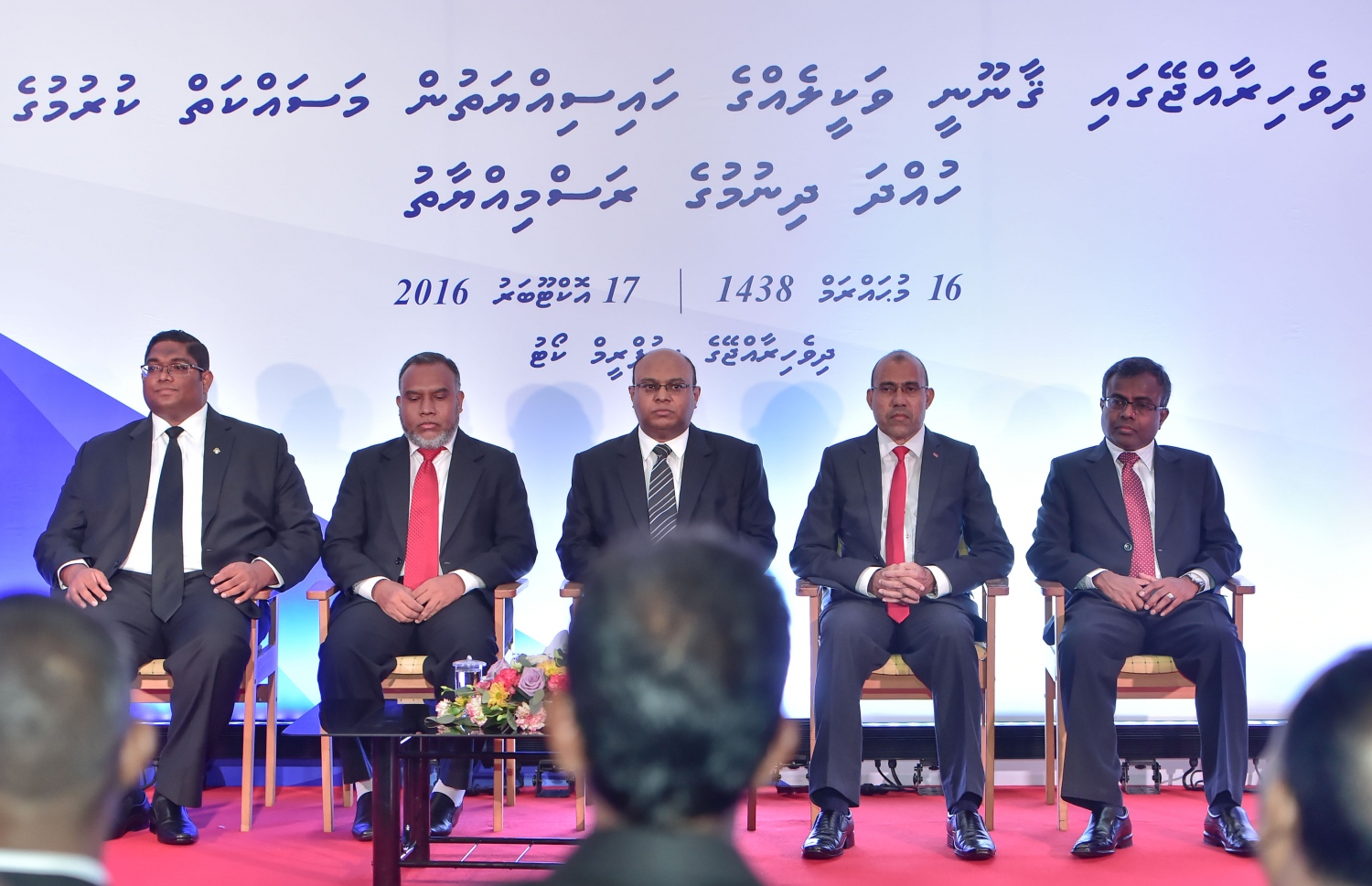 މާލެ: އޮކްޓޯބަރު 17، 2016- ވަކީލުންތަކެއް ހުވާކުރުމަށް ދަރުބާރުގޭގައި ބޭއްވި ރަސްމިއްޔާތުގައި އުއްތަމަ ފަނޑިޔާރު އަބްދުﷲ ސައީދާއި ބަންޑާރަ ނައިބު މުހައްމަދު އަނިލް އަދި ސުޕްރީމް ކޯޓުގެ ބައެއް އެހެން ފަނޑިޔާރުން.---ފޮޓޯ: މުހައްމަދު ޝަރުހާން/މިހާރު