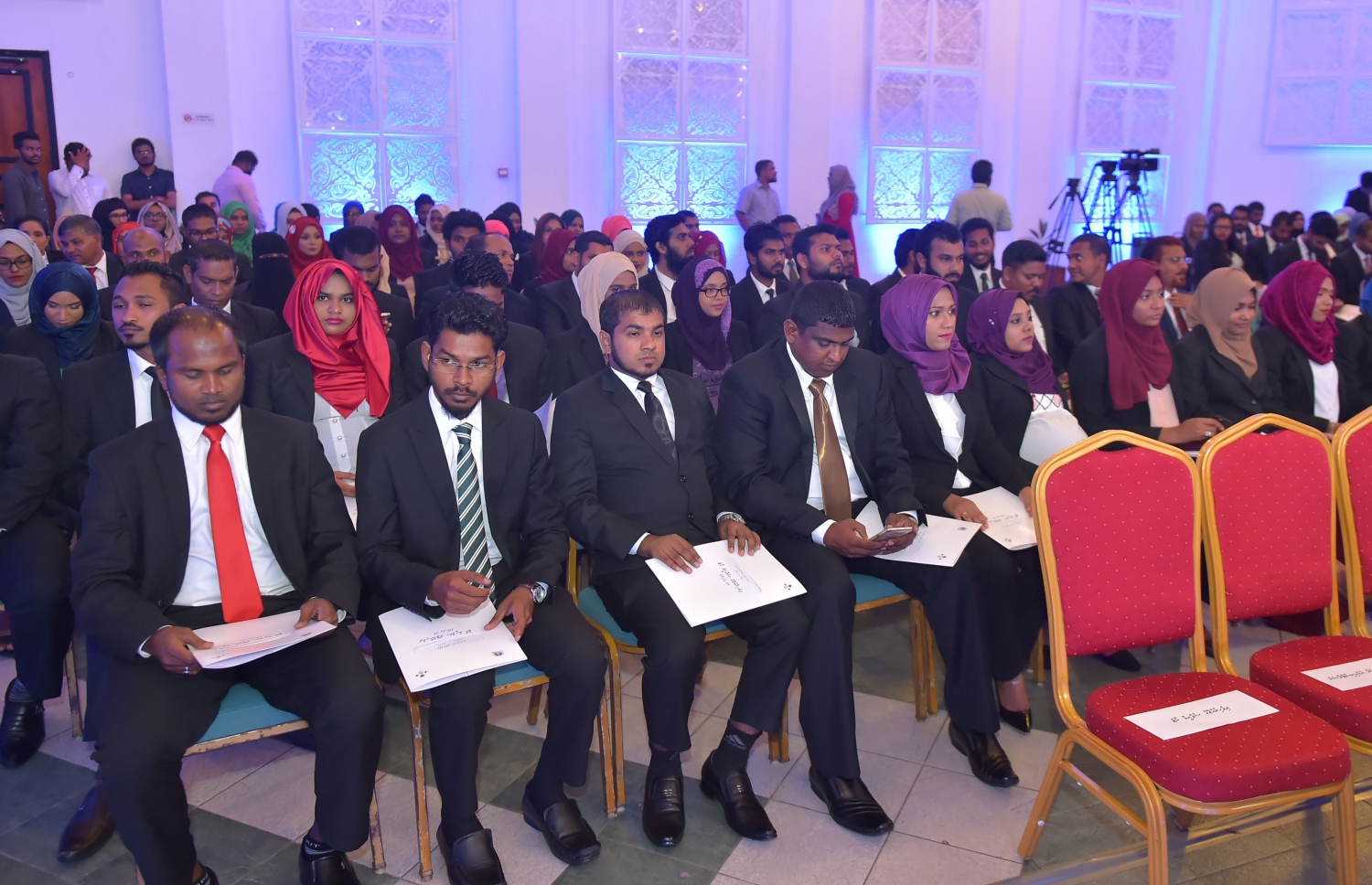 މާލެ: އޮކްޓޯބަރު 17، 2016-  ވަކީލުން ހުވާކުރުމަށް ދަރުބާރުގޭގައި ބޭއްވި ރަސްމިއްޔާތުގައި ހުވާކުރި ވަކީލުން.---ފޮޓޯ: މުހައްމަދު ޝަރުހާން/މިހާރު