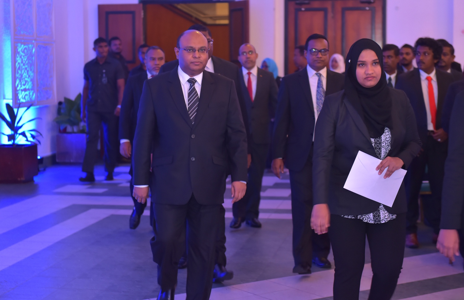 މާލެ: އޮކްޓޯބަރު 17، 2016- ވަކީލުންތަކެއް ހުވާ ކުރުމަށް ދަރުބާރުގޭގައި ބޭއްވި ރަސްމިއްޔާތަށް އުއްތަމަ ފަނޑިޔާރު އަބްދުﷲ ސައީދާއި ސުޕްރީމް ކޯޓުގެ ބައެއް ފަނޑިޔާރުންނާއި ޖޭއެސްސީގެ އިސްބޭފުޅުން ވަޑައިގަންނަވަނީ.---ފޮޓޯ: މުހައްމަދު ޝަރުހާން/މިހާރު