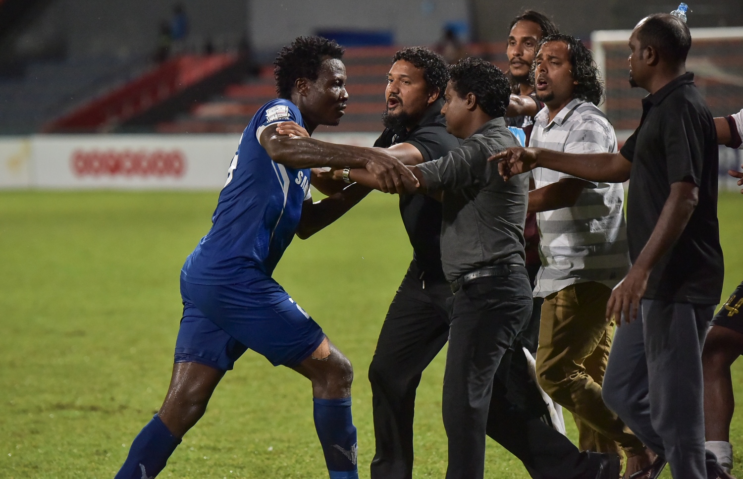 ނިއުގެ މައިކަލް (ވ) އާއި ބީޖީގެ ބައެއް އޮފިޝަލުންނާއި ކުޅުންތެރިންނާ ދެމެދު ހިނގި ހަމަނުޖެހުން ހުއްޓުވަން ބީޖީގެ ކޯޗު ޝާޒްލީ މަސައްކަތްކުރަނީ. --ފޮޓޯ: ނިޝާން އަލީ/ މިހާރު