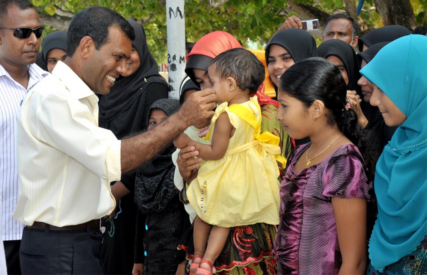 ކުރީގެ ރައީސް މުހައްމަދު ނަޝީދު ވެރިކަމުގައި ހުންނެވިއިރު ރަށަކަށް ކުރެއްވި ދަތުރުފުޅެއްގެ ތެރެއިން.-- ފޮޓޯ: ރައީސް އޮފީސް