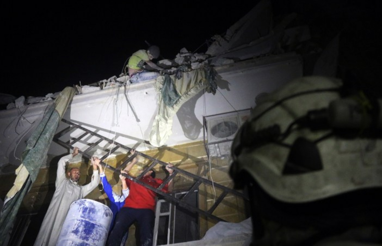 ހަލަބަށް ދިން ވައިގެ ހަމަލާތަކުގައި ވެއްޓުނު އިމާރާތެއްގެ ދަށުން 12 އަހަރުގެ ކުޑަ ކުއްޖަކު ސަލާމަތް ކުރަނީ. --ފޮޓޯ:އޭއެފްޕީ