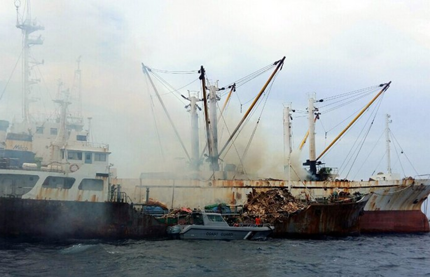 މިފްކޯގެ މަސް އުފުލާ ބޯޓެއްގައި ދާދިފަހުން އަލިފާން ރޯވެ އަނދާފައި: އެ ކުންފުނީގެ ގިނަ ބޯޓުތައް ހުރީ ބާވެ ދަބަރަށްވެފައި.-- ފޮޓޯ: އެމްއެންޑީއެފް