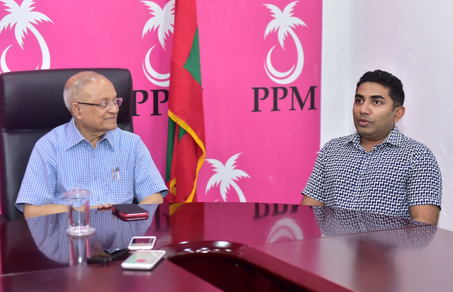 މިއަދު ބޭއްވި ބައްދަލުވުމާ ގުޅޭ ގޮތުން އަމީން ނޫސްވެރިންނާ ވާހަކަ ދައްކަވާއިރު މައުމޫން އަޑު އައްސަވަނީ.-- ފޮޓޯ: މުހައްމަދު ޝަރުހާން/ މިހާރު