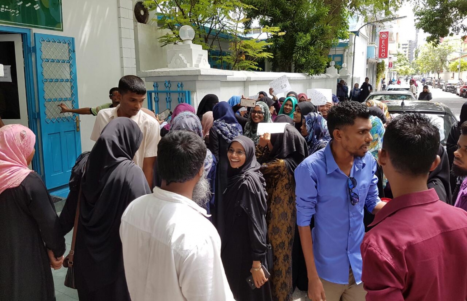 ކީރިތި ގުރުއާނާ ބެހޭ މަރުކަޒުގެ ދަރިވަރުން އިމްތިހާނު ހަދަމުން ދަނިކޮށް ނައިބު ރައީސް އެތަނަށް ވަޑައިގަތުމުން، ދަރިވަރުން ހަދަމުންދިޔަ އިމްތިހާނު ހުއްޓުވުމުން ދަރިވަރުން އެކަމާ ނުރުހުން ފާޅުކޮށް މުޒާހަރާ ކުރަނީ