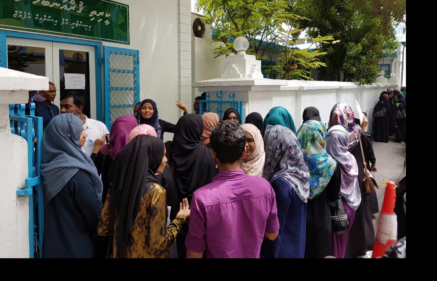 ކީރިތި ގުރުއާނާ ބެހޭ މަރުކަޒުގެ ދަރިވަރުން އިމްތިހާނު ހަދަމުން ދަނިކޮށް ނައިބު ރައީސް އެތަނަށް ވަޑައިގަތުމުން، ދަރިވަރުން ހަދަމުންދިޔަ އިމްތިހާނު ހުއްޓުވުމުން ދަރިވަރުން އެކަމާ ނުރުހުން ފާޅުކޮށް މުޒާހަރާ ކުރަނީ