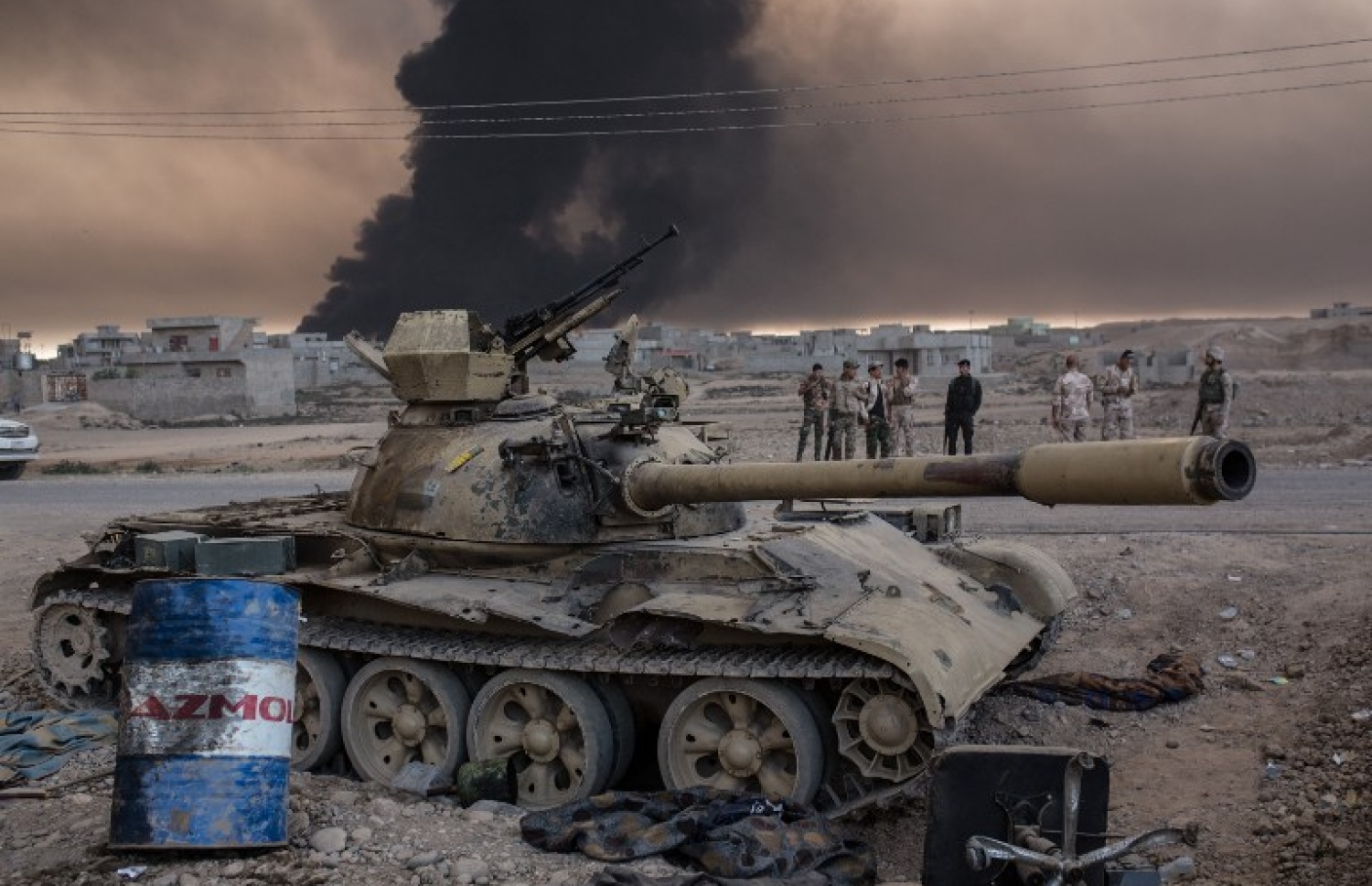 މޫސަލް ހިފަން މިހާރު ފަށާފައިވާ އޮޕަރޭޝަނުގައި އިރާގު ސިފައިން ޓޭންކެއްގެ ކައިރީ މަޑުކޮށްލައިގެން. --ފޮޓޯ:އޭއެފްޕީ