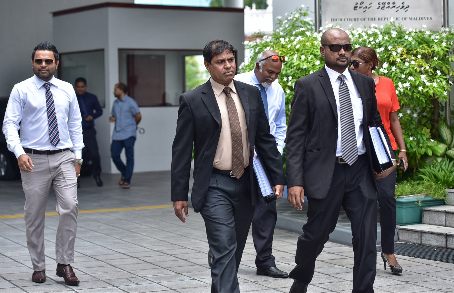 ޝިޔާމާއި ޝާހިދުގެ ވަކީލުންގެ ޓީމު އަބްދުﷲ މުއިއްޒު (ކ) އަދި ރިޒާ ކޯޓުން ނުކުންނަނީ: ރައީސް ޔާމީނާ ޕާޓީ ހަވާލުކުރީ ޝިޔާމާއި ޝާހިދު ކޯޓުގައި އެދުމުން --ފޮޓޯ/މިހާރު