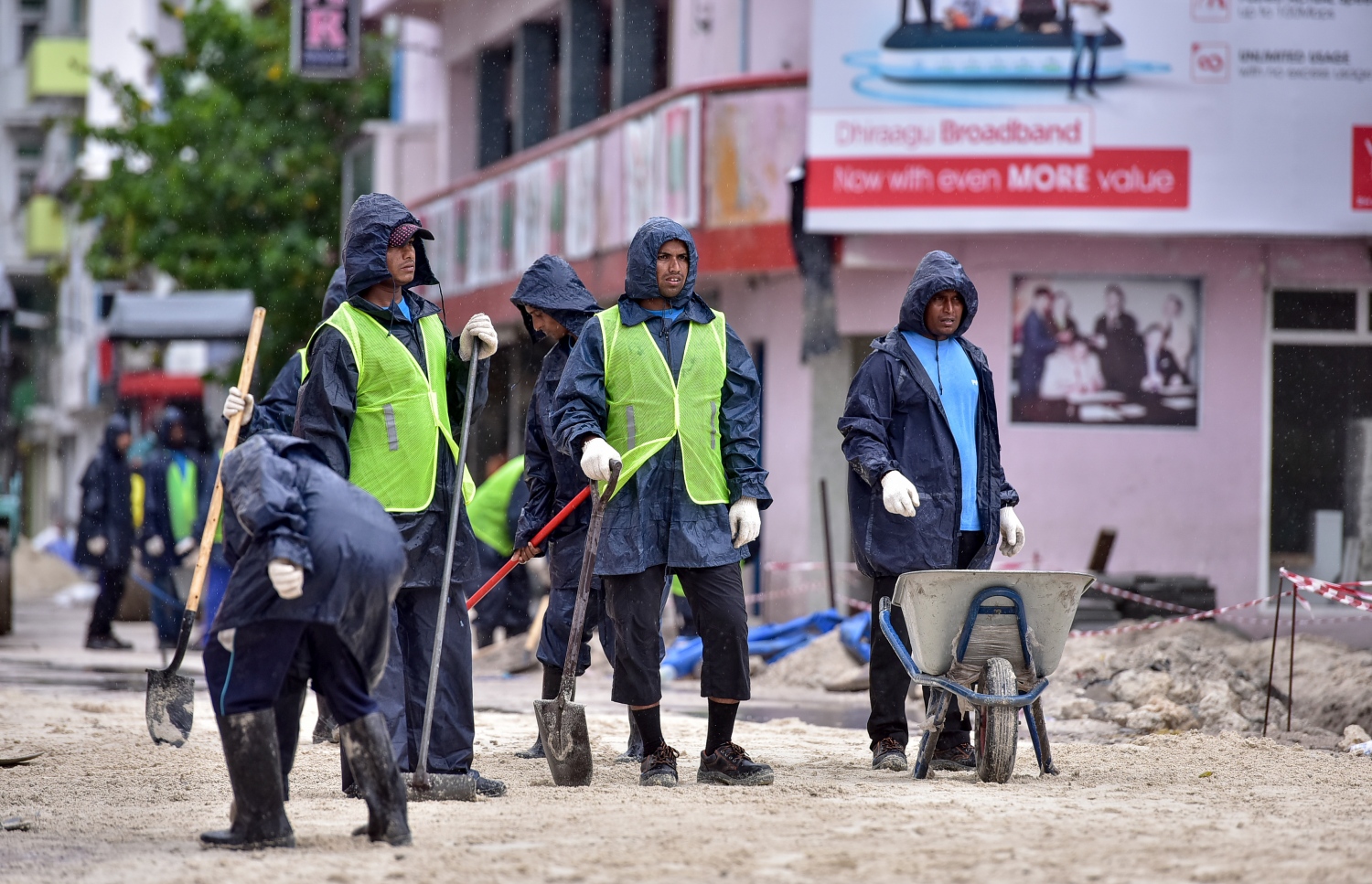 މާލޭގެ މަގު ހެދުމުގެ މަސައްކަތުގައި ބިދޭސީންތަކެއް ހަރަކާތްތެރި ވަނީ: މަސައްކަތް ދަސްކޮށް މަސައްކަތް ކޮށްގެން ކައިބޮއި އުޅުމަށް އިސްލާމް ދީން ބާރުއަޅާ.-- ފޮޓޯ: ނިޝާން އަލީ/ މިހާރު