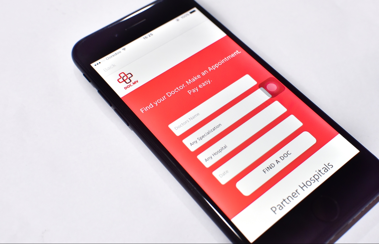 ޑޮކް.އެމްވީގެ އައިފޯން އެޕްލިކޭޝަން: މި ޕްލެޓްފޯމް މެދުވެރިކޮށް ޑޮކްޓަރުގެ އެޕޮއިންޓްމަންޓް ހަދައި ފައިސާ ދެއްކުން ފަދަ ހިދުމަތްތައް ފަސޭހަ އިން ލިބޭ.-- ފޮޓޯ: ނިޝާން އަލީ/ މިހާރު