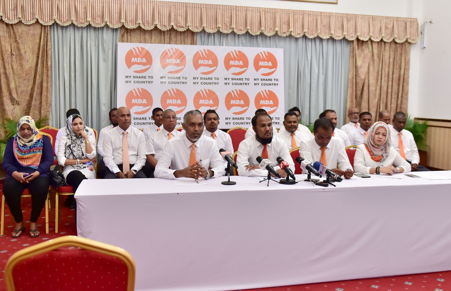 އެމްޑީއޭއިން ދަރުބާރުގޭގައި ބޭއްވި ނޫސްވެރިންގެ ބައްދަލުވުމުގައި އެ ޕާޓީގެ ކައުންސިލް މެމްބަރުން. ސައްހަ ޕީޕީއެމަކީ ރައީސް ޔާމީންގެ ޒައާމަތުގެ ދަށުގައި އޮތް ޕީޕީއެމް ކަމަށް އެމްޑީއޭއިން ގަބޫލުކުރޭ. - ފޮޓޯ: މުހައްމަދު ޝަރުހާން/ މިހާރު