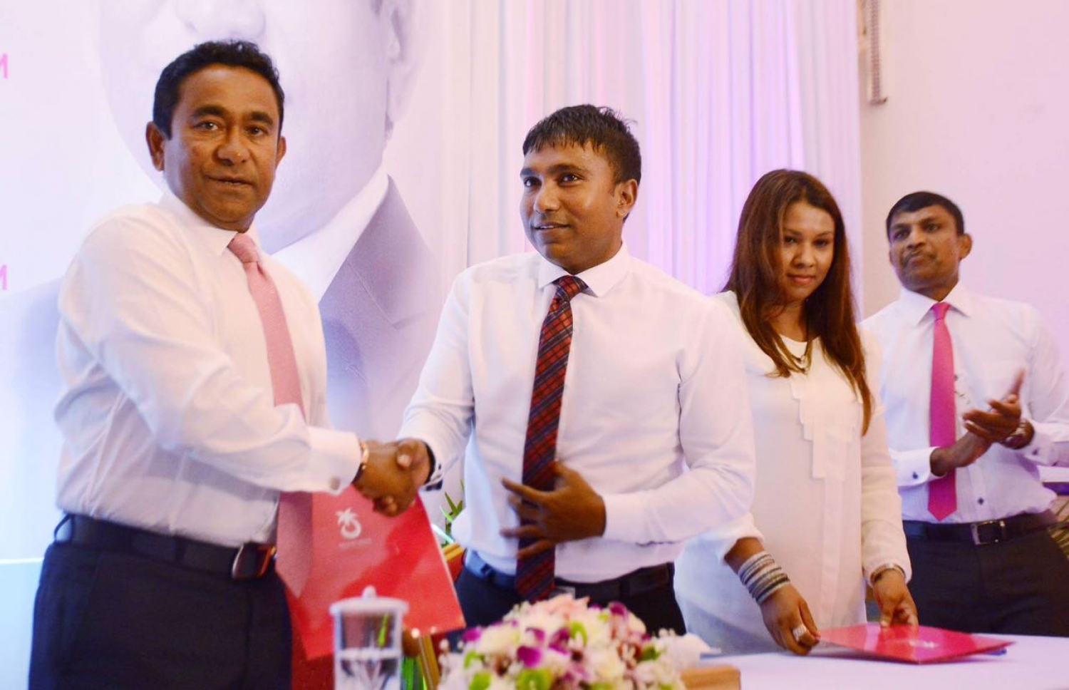 އިލްހާމް ޕީޕީއެމަށް ސޮއިކުރެއްވުމަަށް ފަހު، ޕާޓީގެ މުސްތަޝާރު ރައީސް ޔާމީނަށް ފޯމް ހަވާލު ކުރައްވަނީ. --ފޮޓޯ: މިހާރު