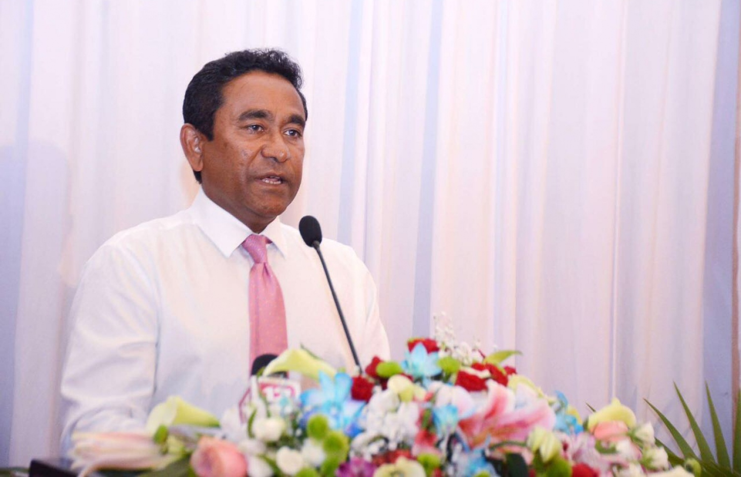 މިދިޔަ ބުރާސްފަތި ދުވަހުގެ ރޭ ބޭއްވި ޖަލްސާގައި ރައީސް ޔާމީން ވާހަކަ ދައްކަވަނީ: ވާހަކަ ދައްކައިގެން މައްސަލަތައް ހައްލު ކުރެވޭނެ ކަމަށް ވިދާޅުވި.-- ފޮޓޯ: މުހައްމަދު ޝަރުހާން/ މިހާރު