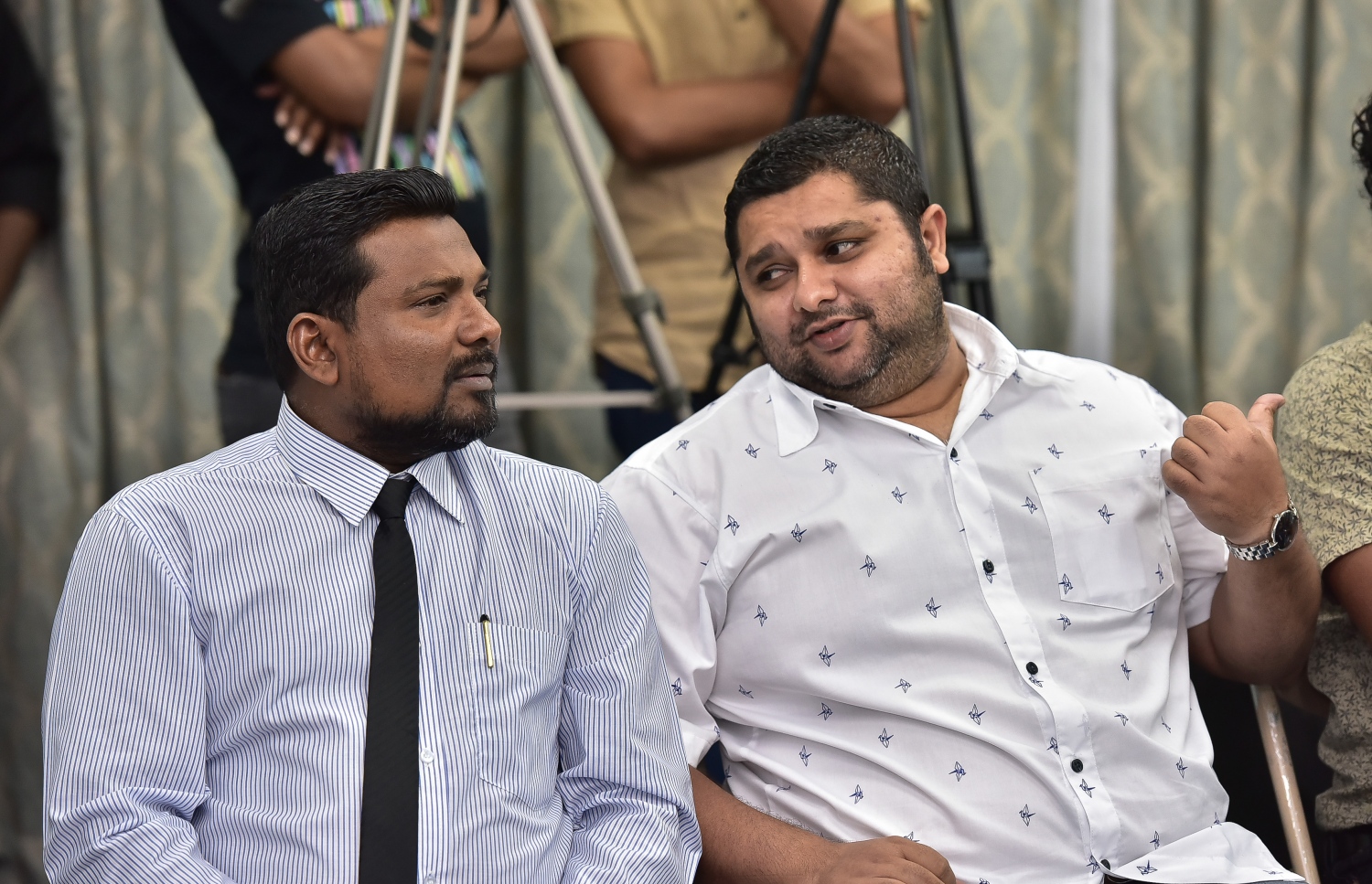 ސިނާން (ކ) ނައިބް ރައީސްގެ މަގާމަށް ކުރިމަތިލައްވައި ނާކާމިޔާބުވެވަޑައިގެންނެވި އާރިފް ރިޒާއާ އެކު. --ފޮޓޯ: ނިޝާން އަލީ/ މިހާރު