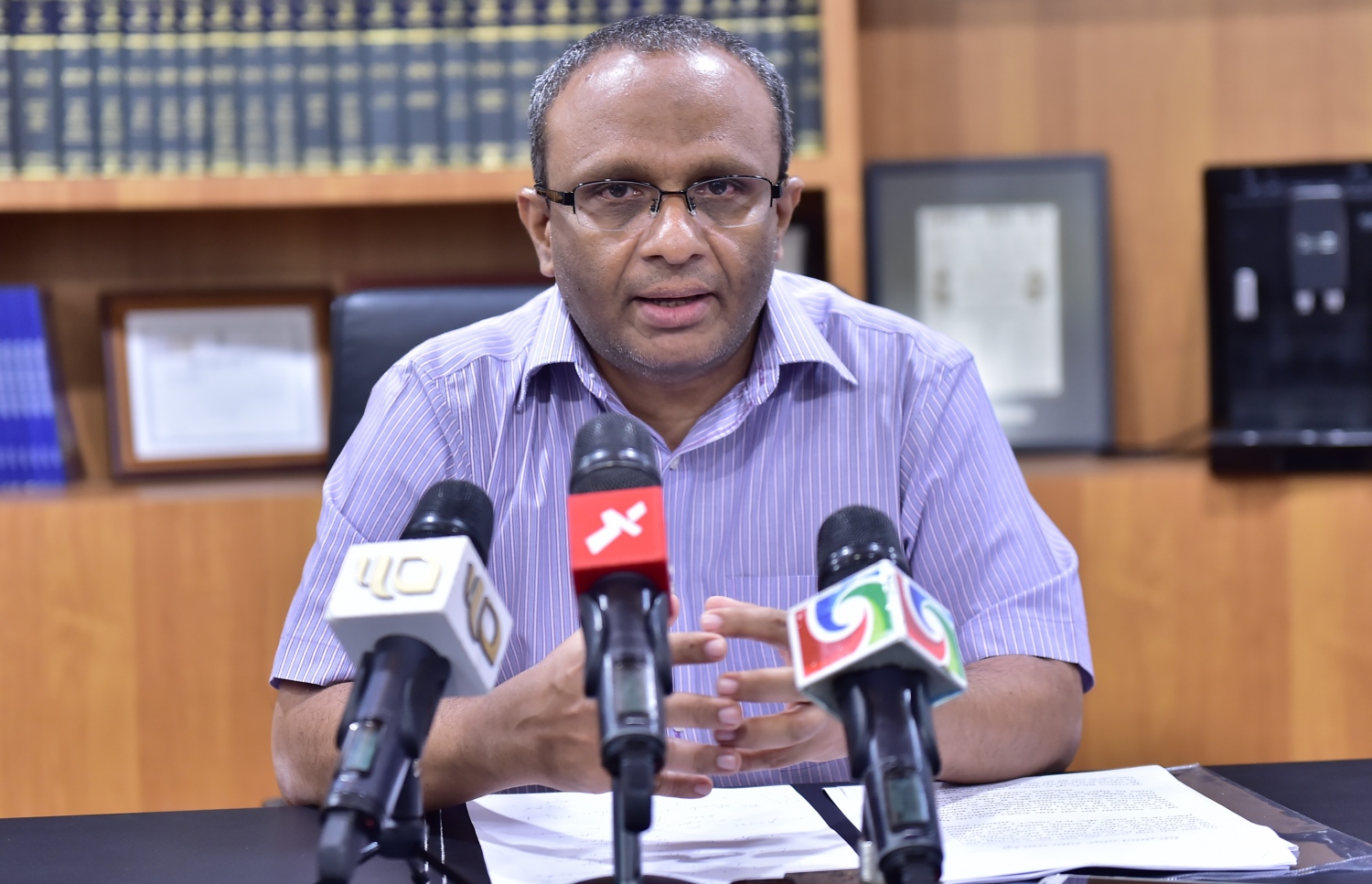 ގާނޫނީ ވަކީލު ސުއޫދު ނޫސްވެރިންނާ ވާހަކަ ދައްކަވަނީ: އިންތިހާބަށް ކުރިމަތިލުމުގެ ހައްގު، ރައްޔިތުންގެ ބަހަކާ ނުލައި ނިގުޅައި ނުގަނެވޭނެ ކަމަށް ވިދާޅުވި.---ފޮޓޯ: މުހައްމަދު ޝަރުހާން/ފައިލް ފޮޓޯ