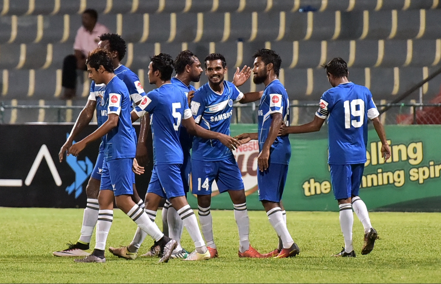 ޔުނައިޓެޑް ވިކްޓަރީ ކޮޅަށް ލަނޑު ޖެހުމަށް ފަހު ނިއު ކުޅުންތެރިން އުފާފާޅުކުރަނީ.-- ފޮޓޯ: ނިޝާން އަލީ/ މިހާރު