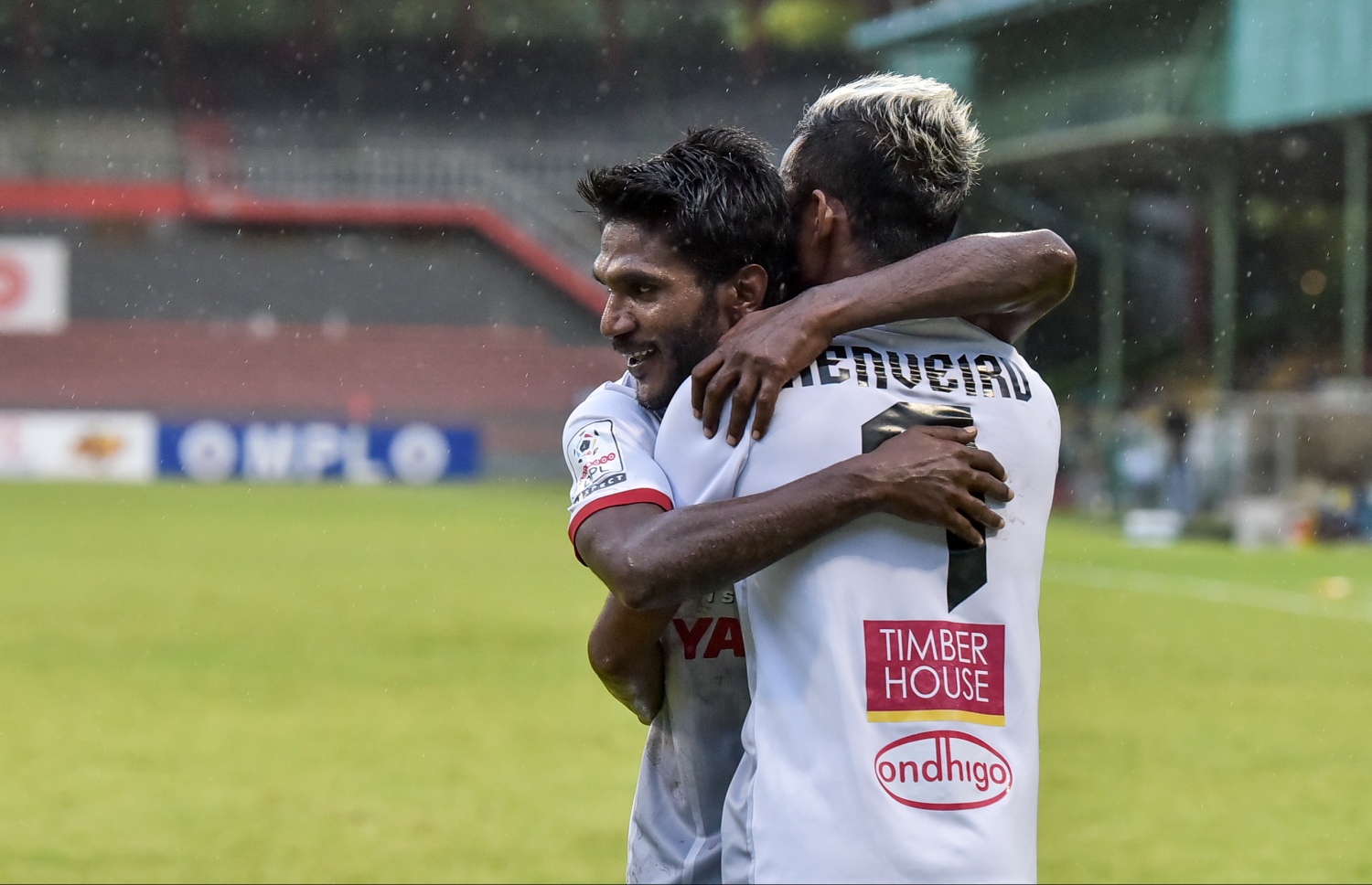 ފަހު ލަނޑު ޖެހުމަށް ފަހު ޓީސީ ކުޅުންތެރިން އުފާފާޅުކުރަނީ.-- ފޮޓޯ: ނިޝާން އަލީ/ މިހާރު