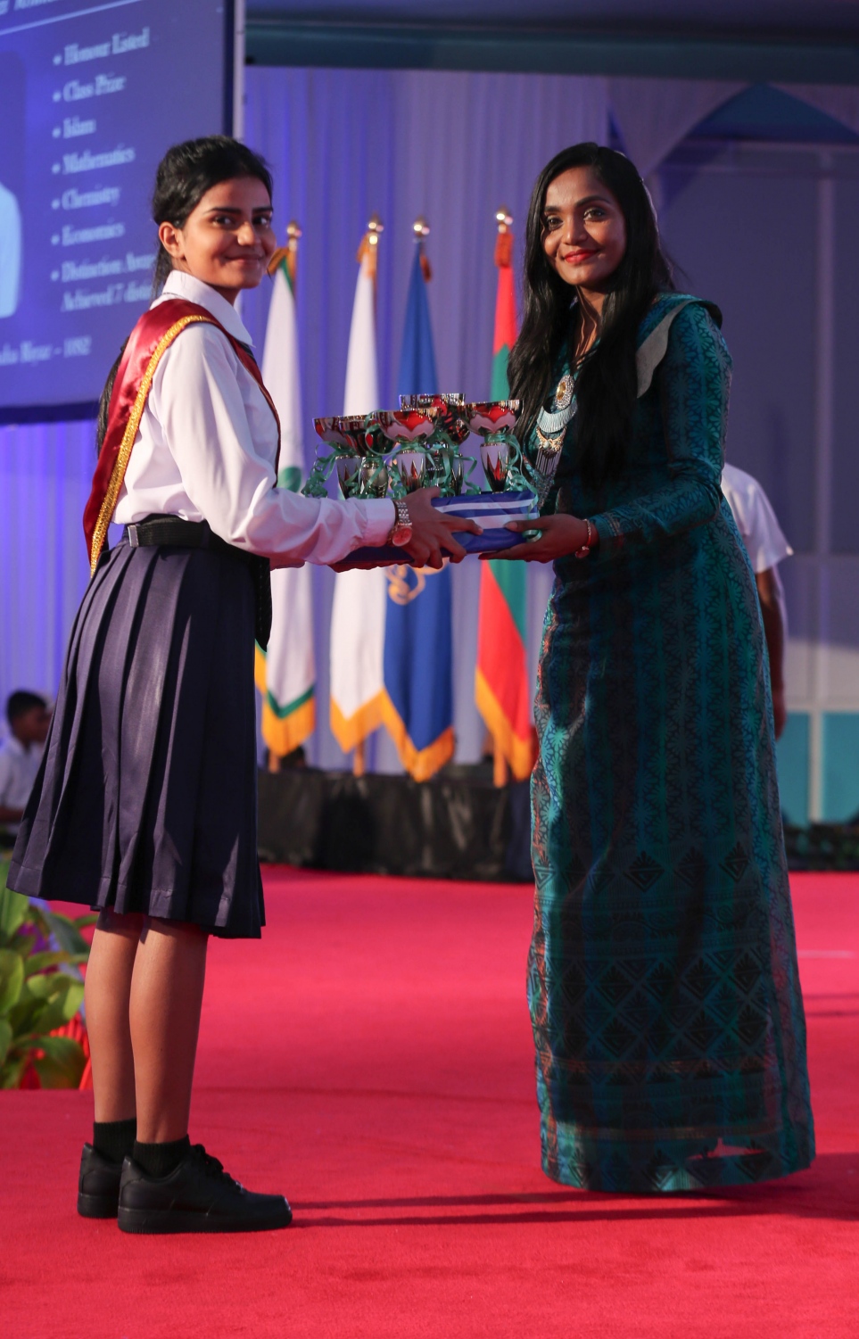 މާލެ: އޮކްޓޯބަރު 22، 2016: އަމީނިއްޔާ ސްކޫލުގެ މިިދިޔަ އަހަރުގެ އެންމެ މޮޅު ދަރިވަރުންނަށް އިނާމު ދިނުމަށް ދަރުބާރުގޭގައި ބޭއްވި ރަސްމިއްޔާތުގައި ދަރިވަރަކަށް އިނާމު ހަވާލުކޮށްދެއްވަނީ.-- ފޮޓޯ: މުހައްމަދު ޝަރުހާން/މިހާރު